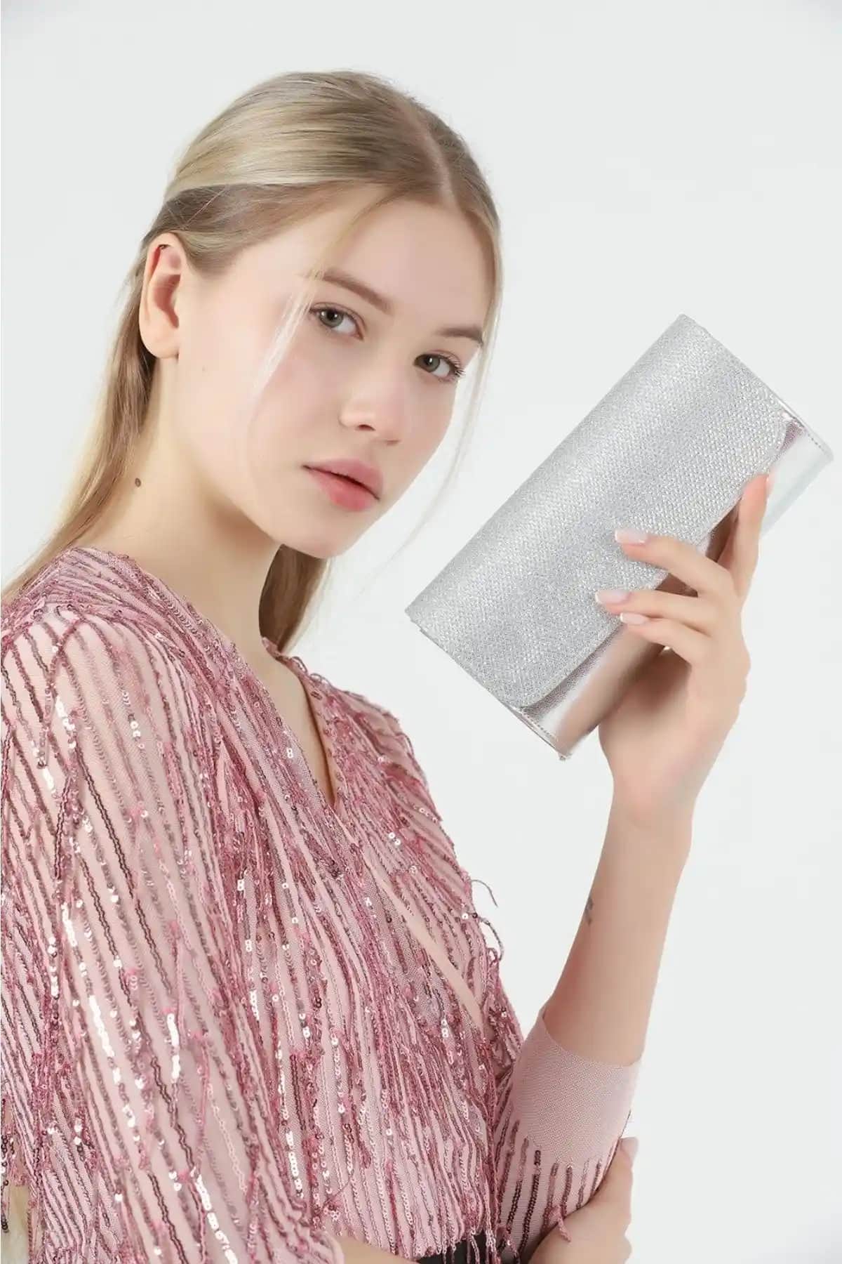 Efnan Store Gümüş Abiye Portföy Çanta: Şık ve Kullanışlı Gece Aksesuarı