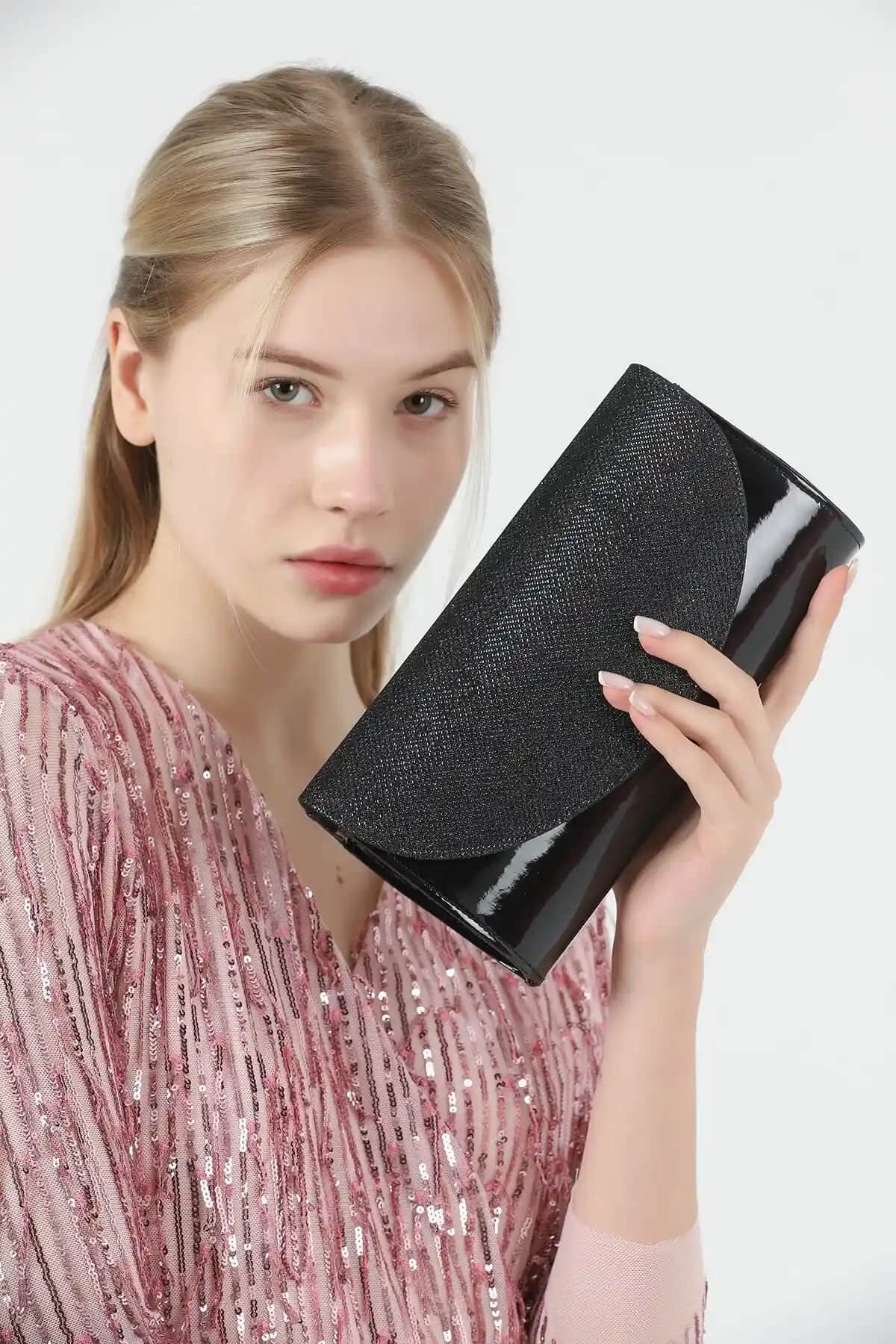 efnanstore'un Şık Abiye Çanta Karşılaştırması: Rugan Simli ve Siyah Çizgili Modeller