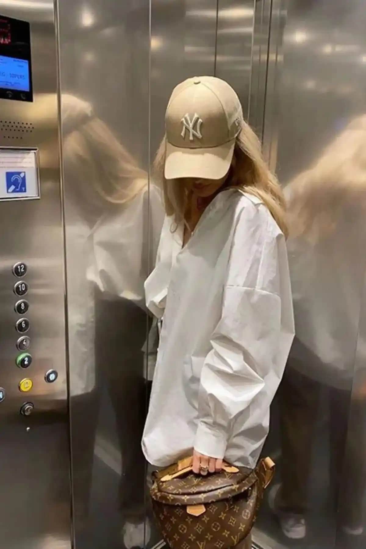 Eke Tekstil Unisex Bej Logo Baskılı Beyzbol Şapka – Şık ve Pratik Güneş Koruyucu Aksesuar