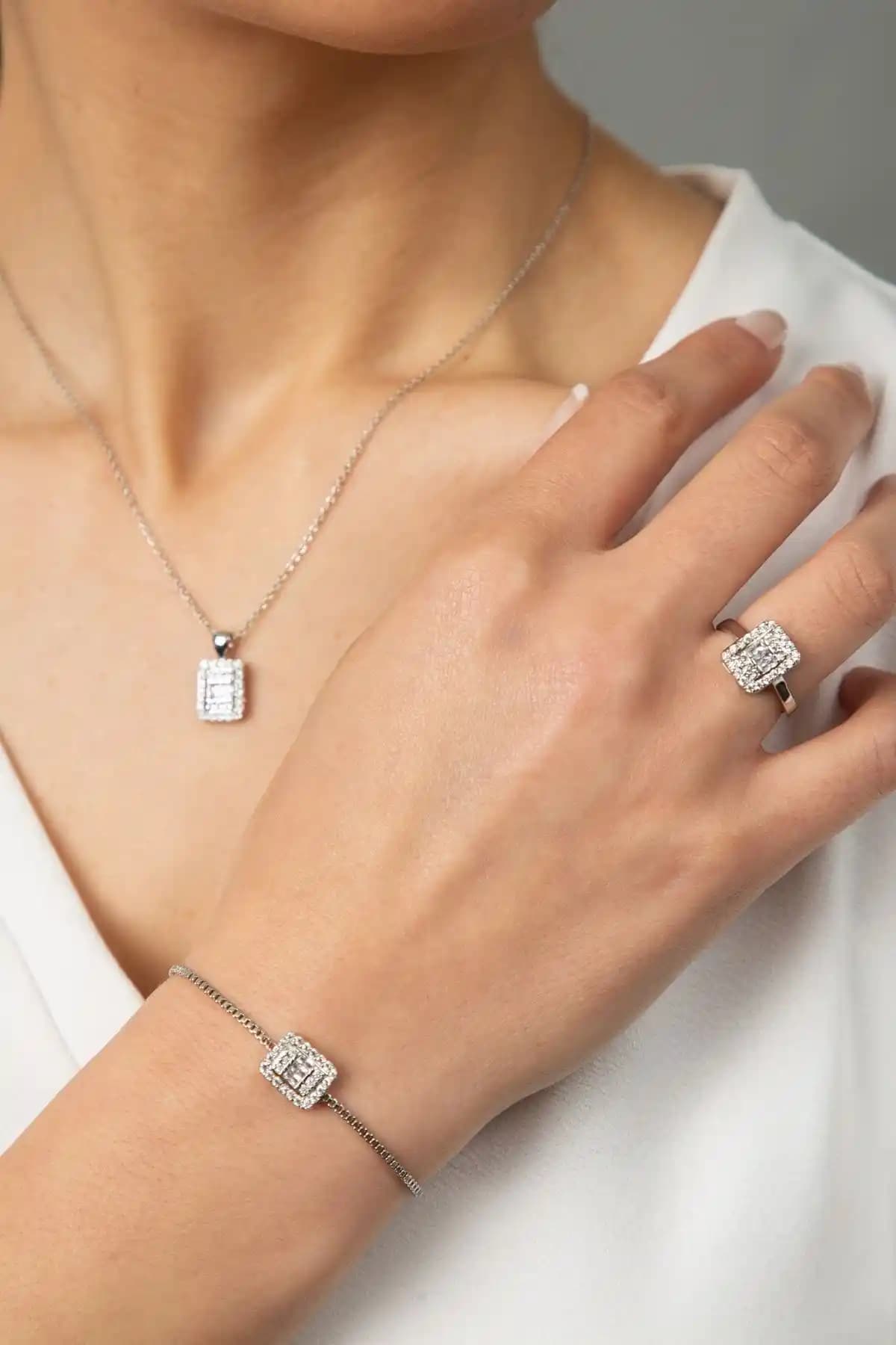 Elika Silver Kadın Baget Taşlı Takım Modern ve Şık Tasarım Özellikleri