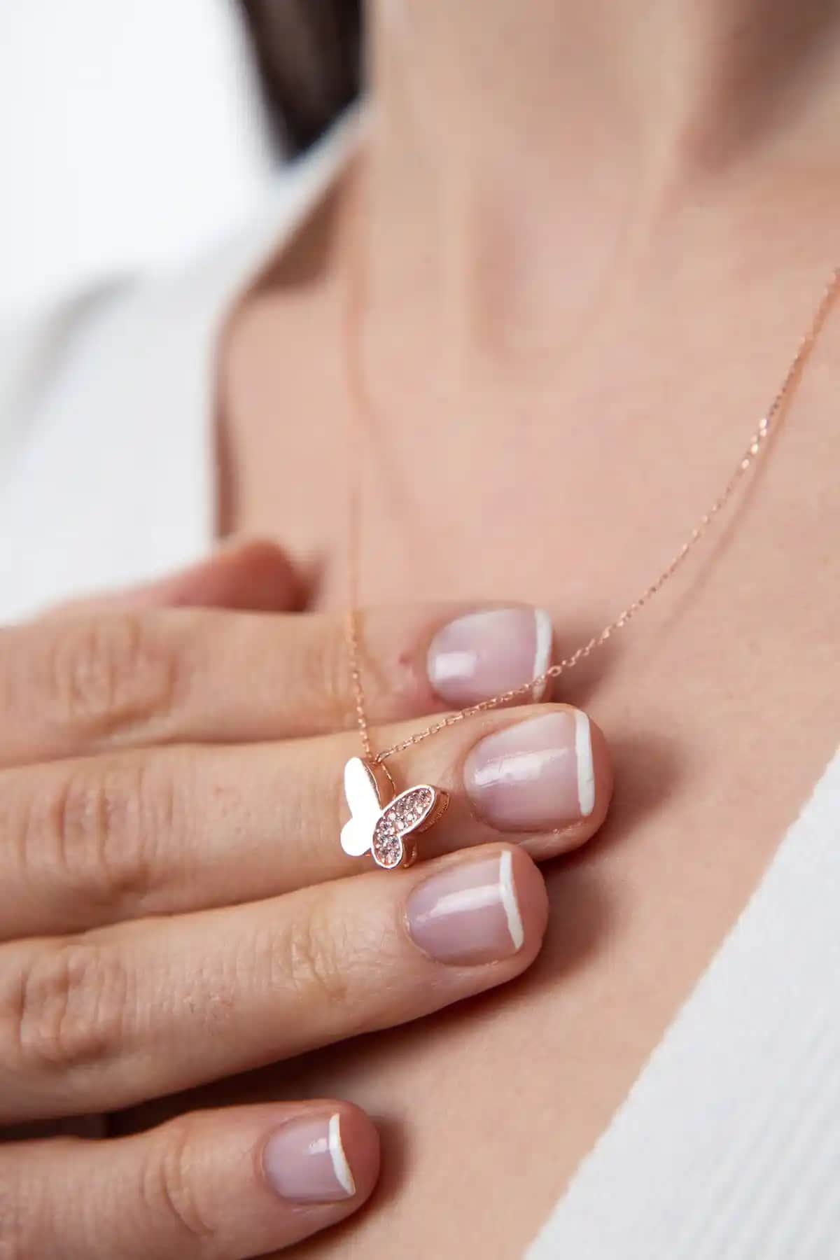 Elika Silver Kadın Beyaz Taş Detaylı Kelebek Model Güzel Kolye Özellikleri ve Tasarımı