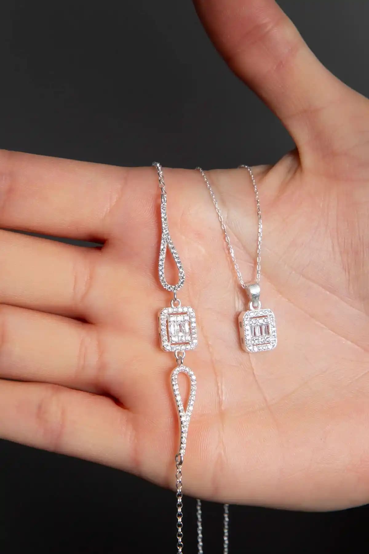Elika Silver ve Miavi Silver 925 Ayar Gümsü Takı Setlerinin Karşılaştırması