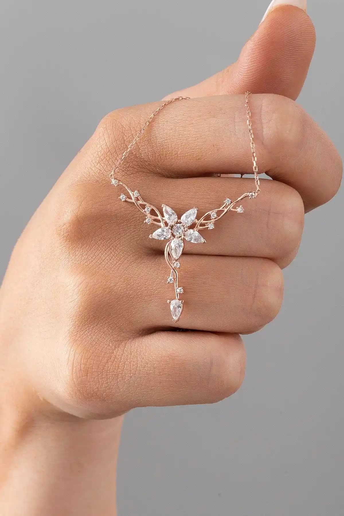 ESSARE 925 Ayar Gümüş Nergis Çiçekli Sarmaşık Detaylı Kadın Kolye