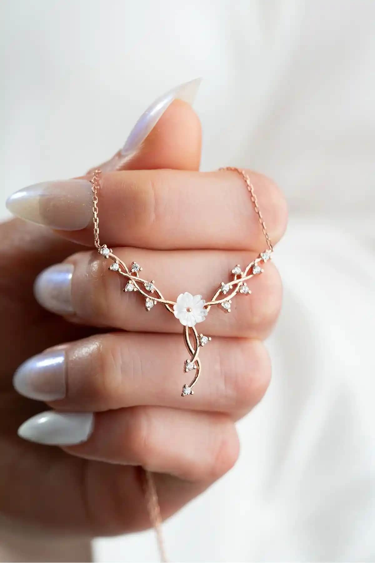 ESSARE ve Lucente Jewelry Gümüş Kolye Karşılaştırması: Tasarım, Malzeme ve Kullanım Özellikleri