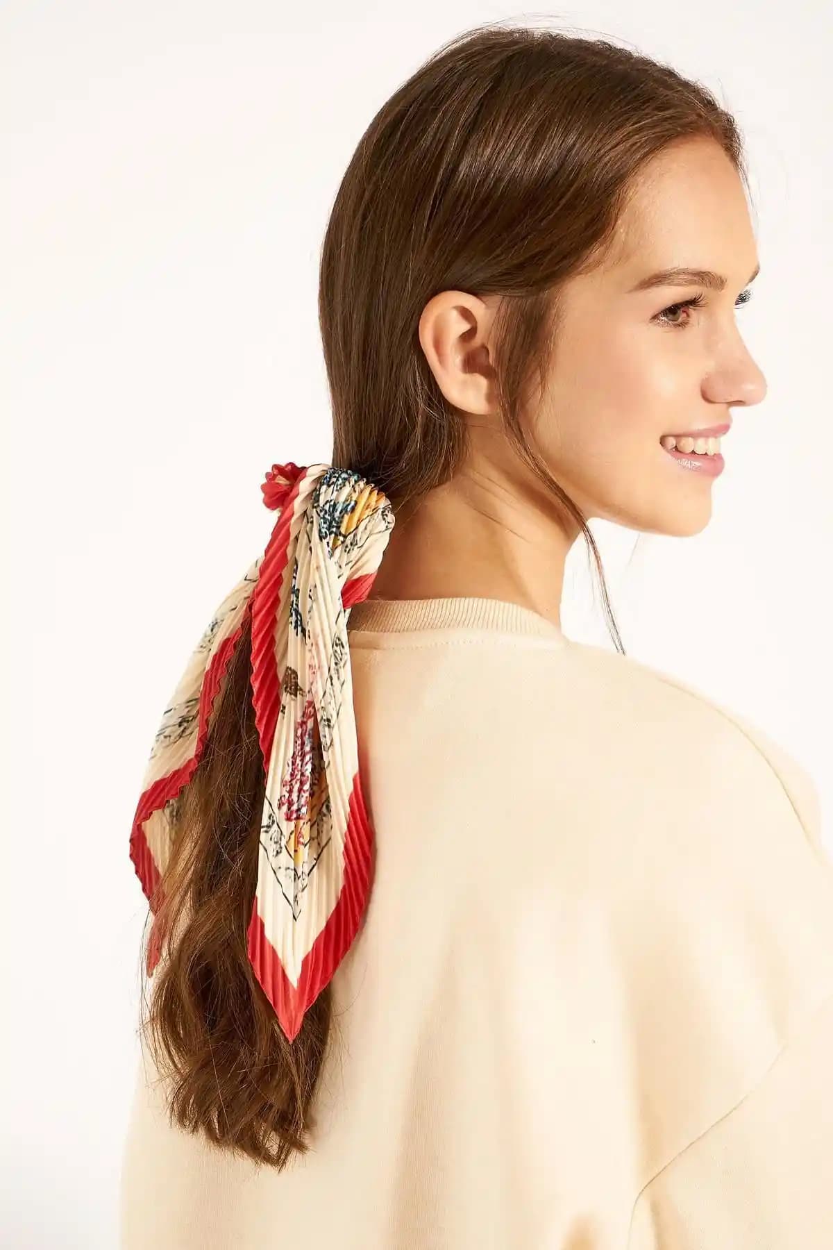 Etnik Desenli Kırmızı Kenarlıklı Bandana Fular - Moda ve Fonksiyonellik Bir Arada