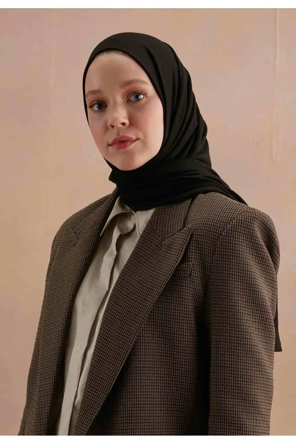 Freshscarfs ve Tachnisa Siyah Penye Şal Karşılaştırması Ürün Özellikleri ve Kullanıcı Yorumları