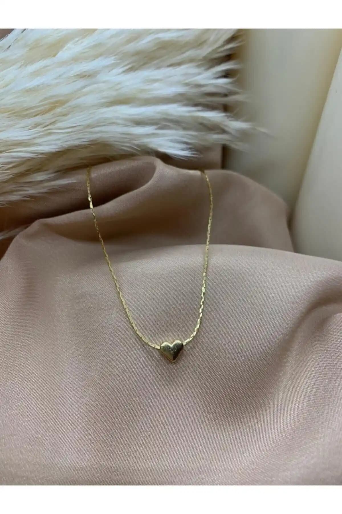 Genel Markalar Minimal Kalp Kolye: Şıklık ve Sadeliğin Modern Tasarımı