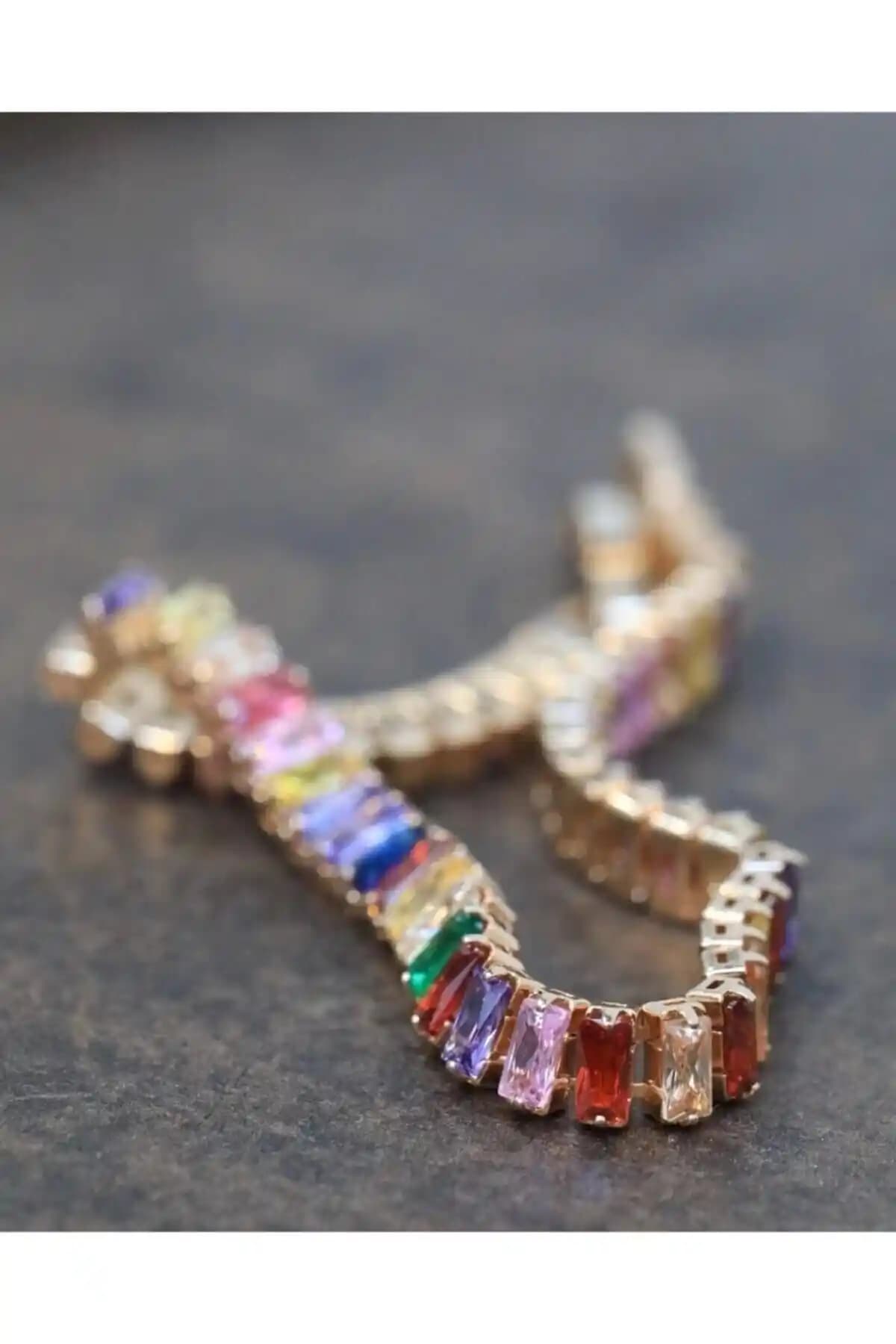 Gökkuşağı Baget Bileklik: Zarif ve Canlı Renklerle Şıklık Sunan Takı Seçeneği
