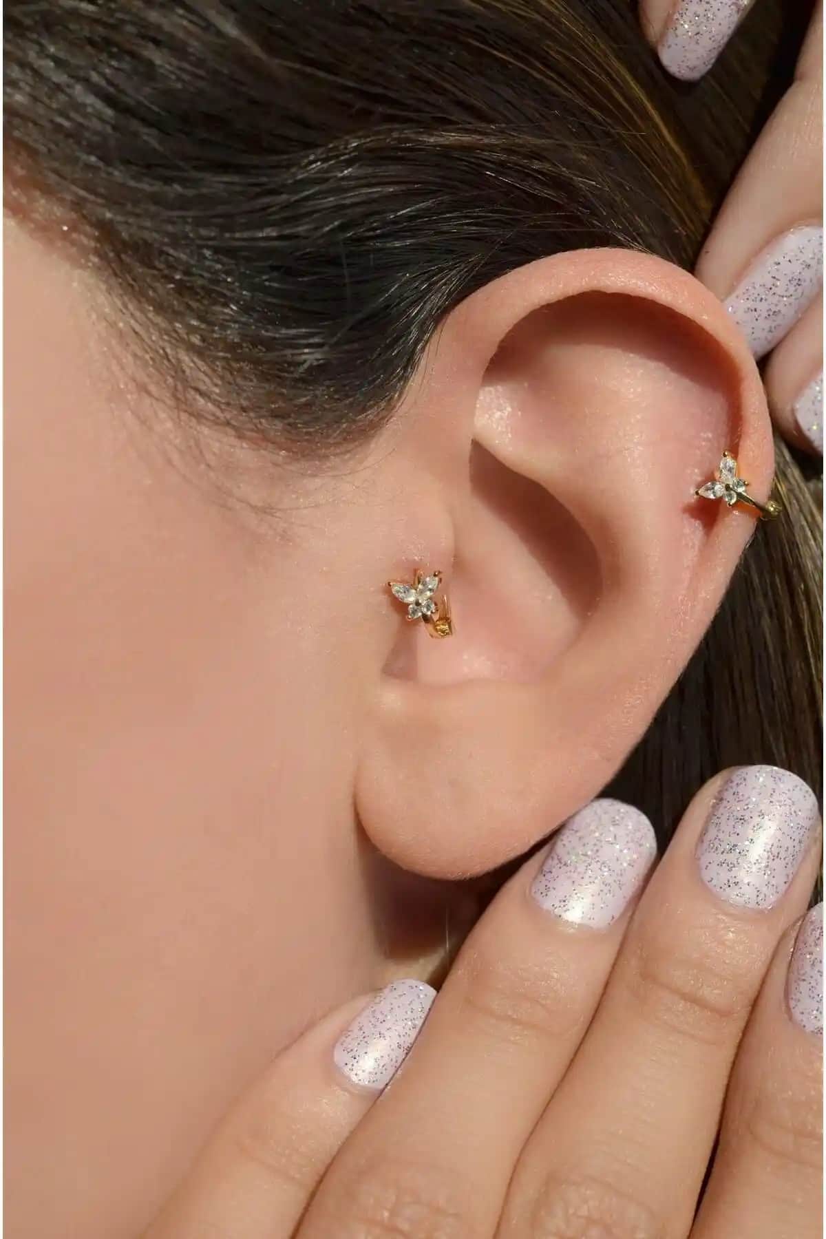 Gold Kelebek Tragus Piercing: Renkli ve Parlak Altın Kulak Piercingi Tasarımı