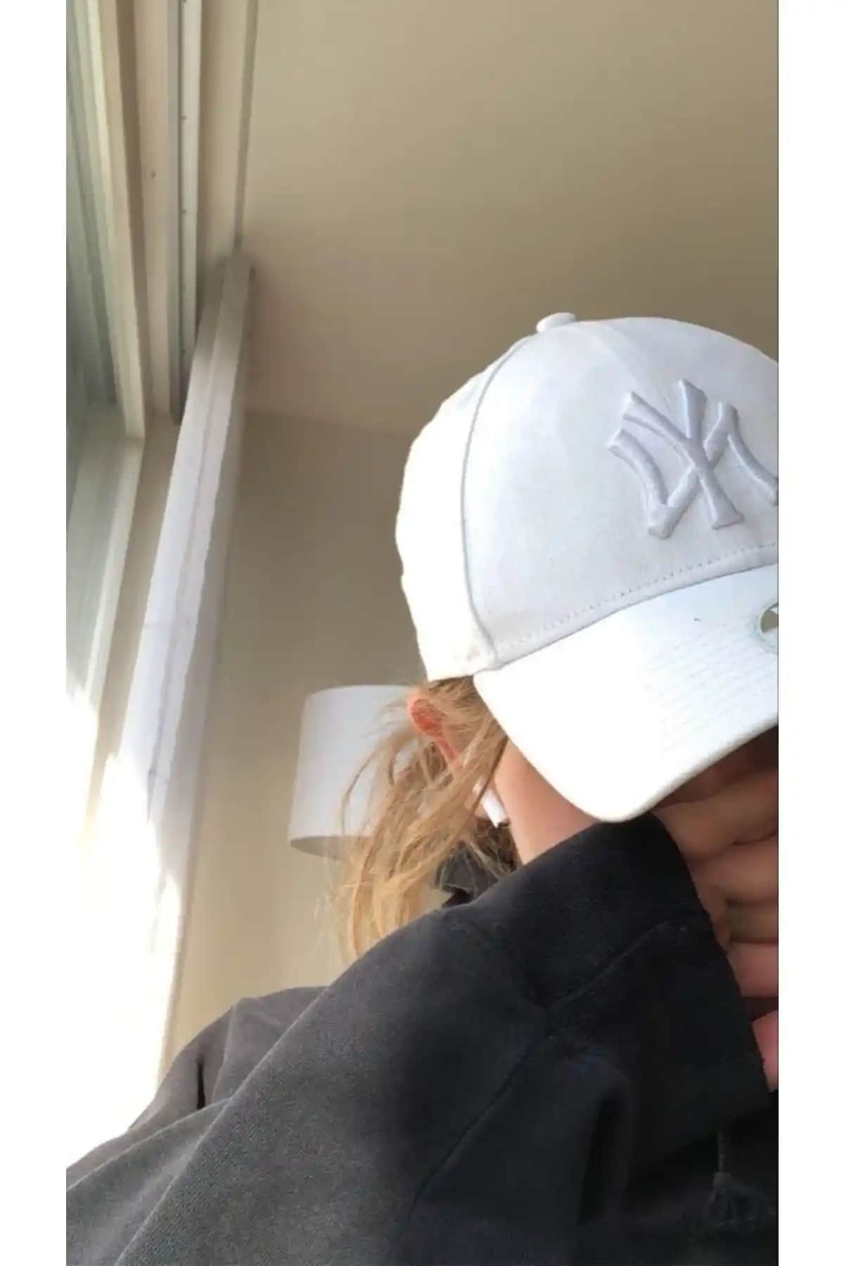 Goldmine Beyaz Unisex Beyzbol Şapkası Şıklık ve Dayanıklılık Sunan Tasarım