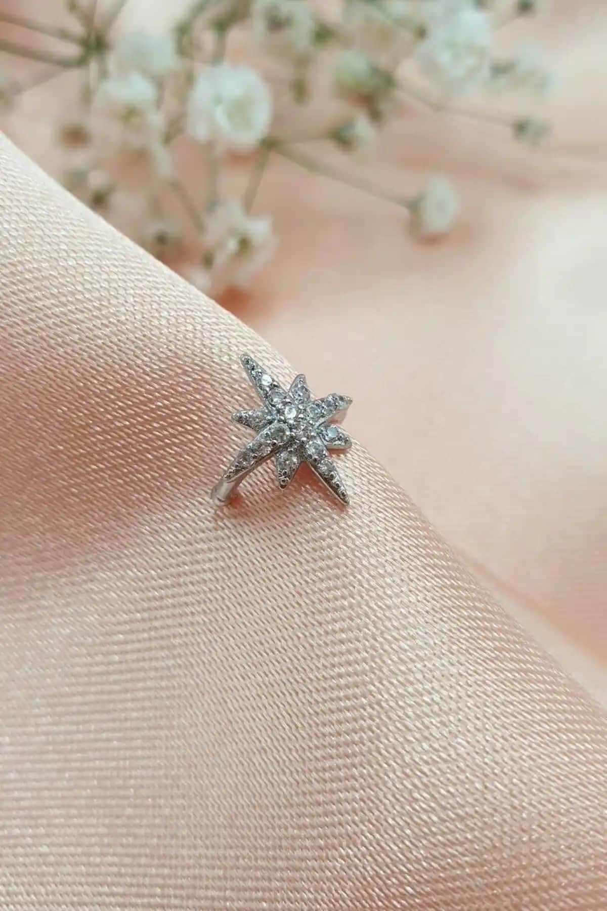 Gü<müş> Renkli Kuzey Yıldızı Sıkıştırmalı Kıkırdak Küpe: Estetik ve Dayanıklı Moda Aksesuarı