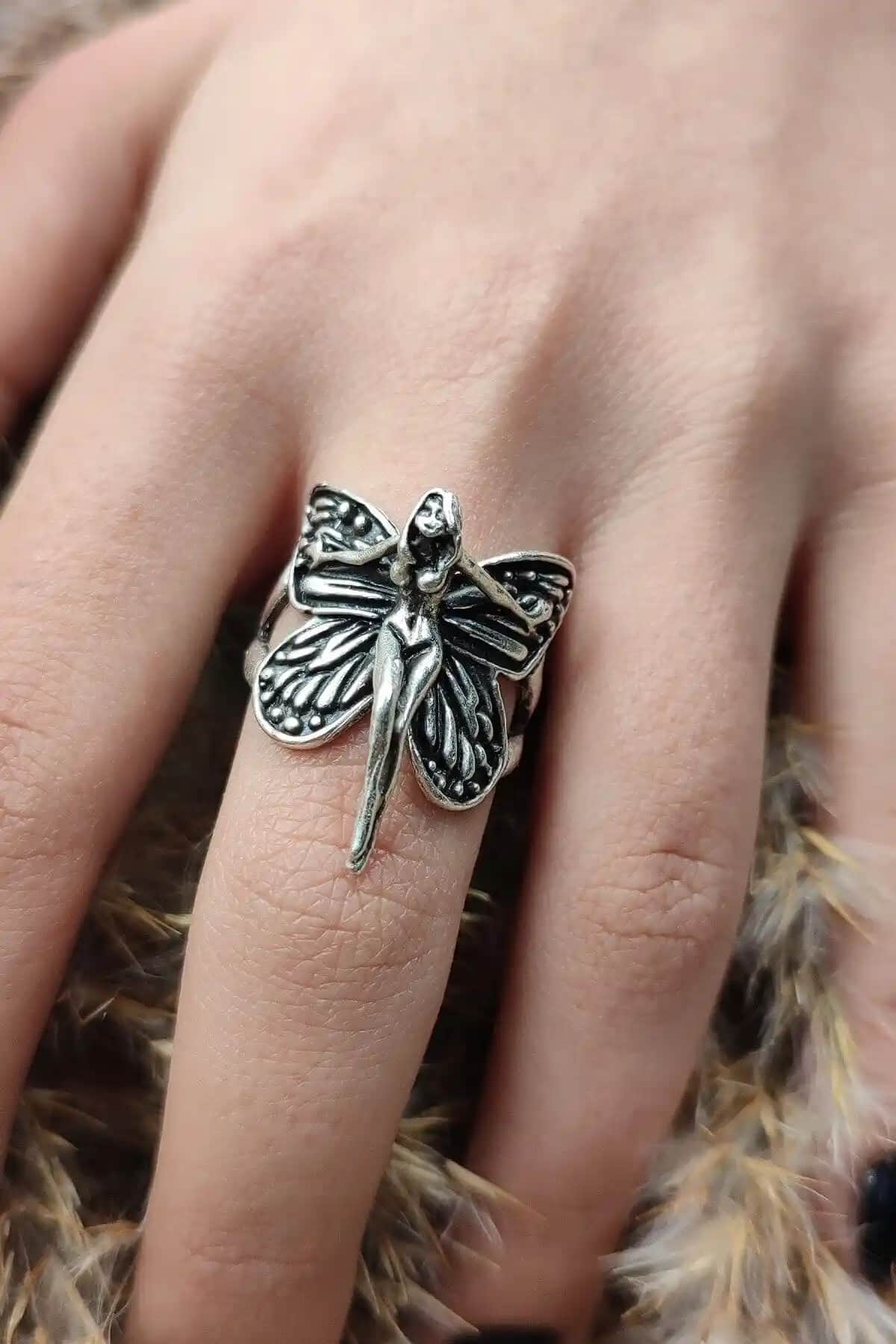 Gümüş Kaplama Yüzükler Karşılaştırması: Kelebek Kanatlı ve Kurukafa Tasarımların Özellikleri