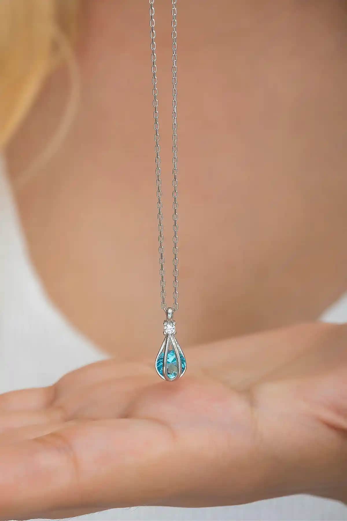 Gümüş Kolye Karşılaştırması: Aquamarin ve Kalp Tasarımları Hakkında Bilgiler