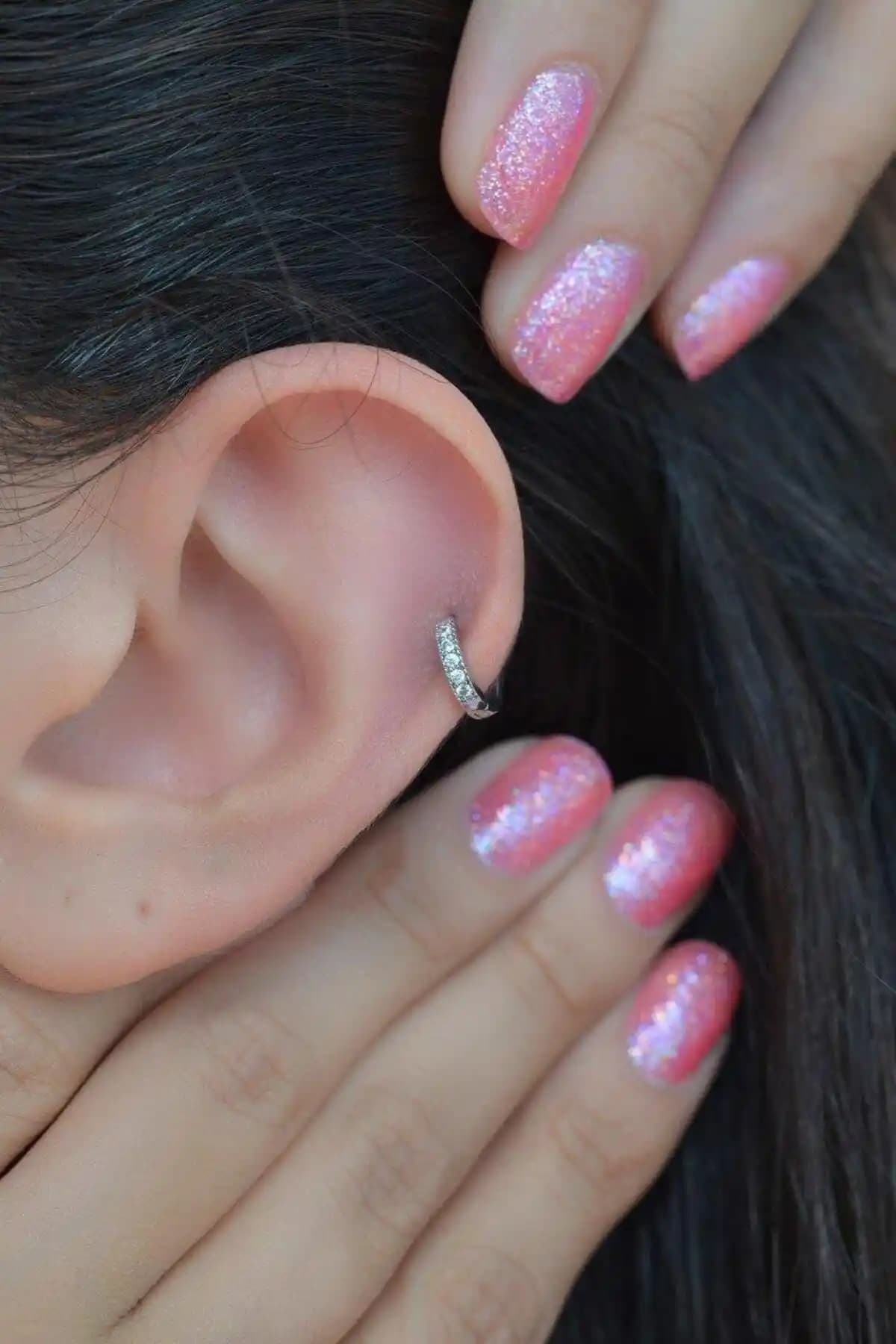 Gümüş Renk Zircon Taşlı Halka Piercing: Modern ve Dayanıklı Aksesuar Seçeneği