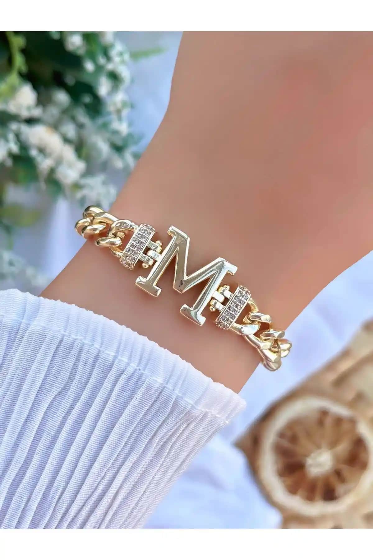 Harfli Zincir Bileklik: Kişisel Tarzınızı Yansıtan Modern ve Şık Aksesuar