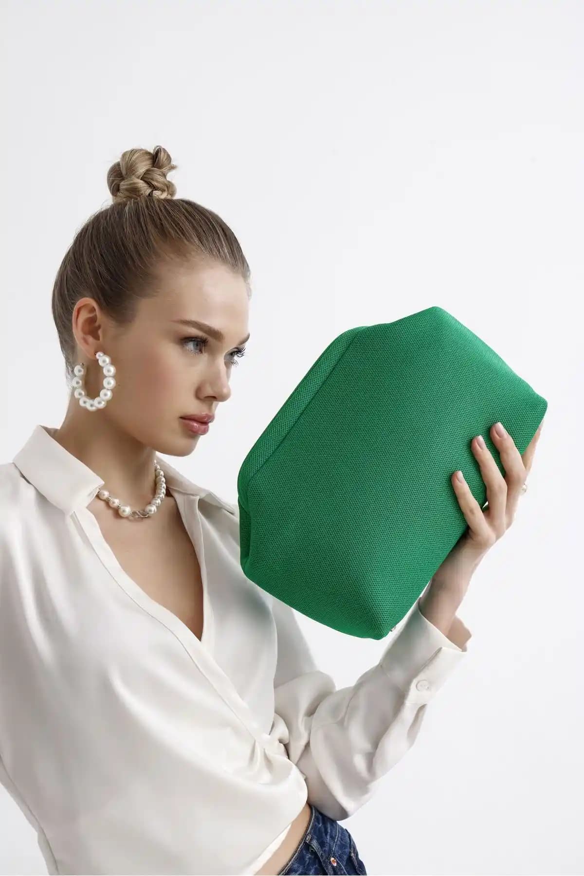 HEYBE'S Kadın Yeşil Clutch El Çantası Şıklık ve Fonksiyonelliği Bir Arada Sunar