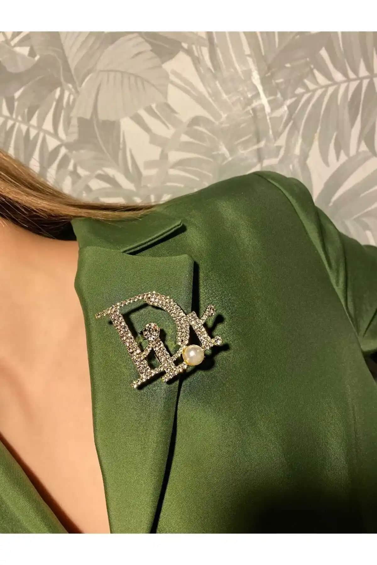 HİLLSCARF Model Broş: Şıklık ve Zarafeti Yansıtan Modern Takı Parçası