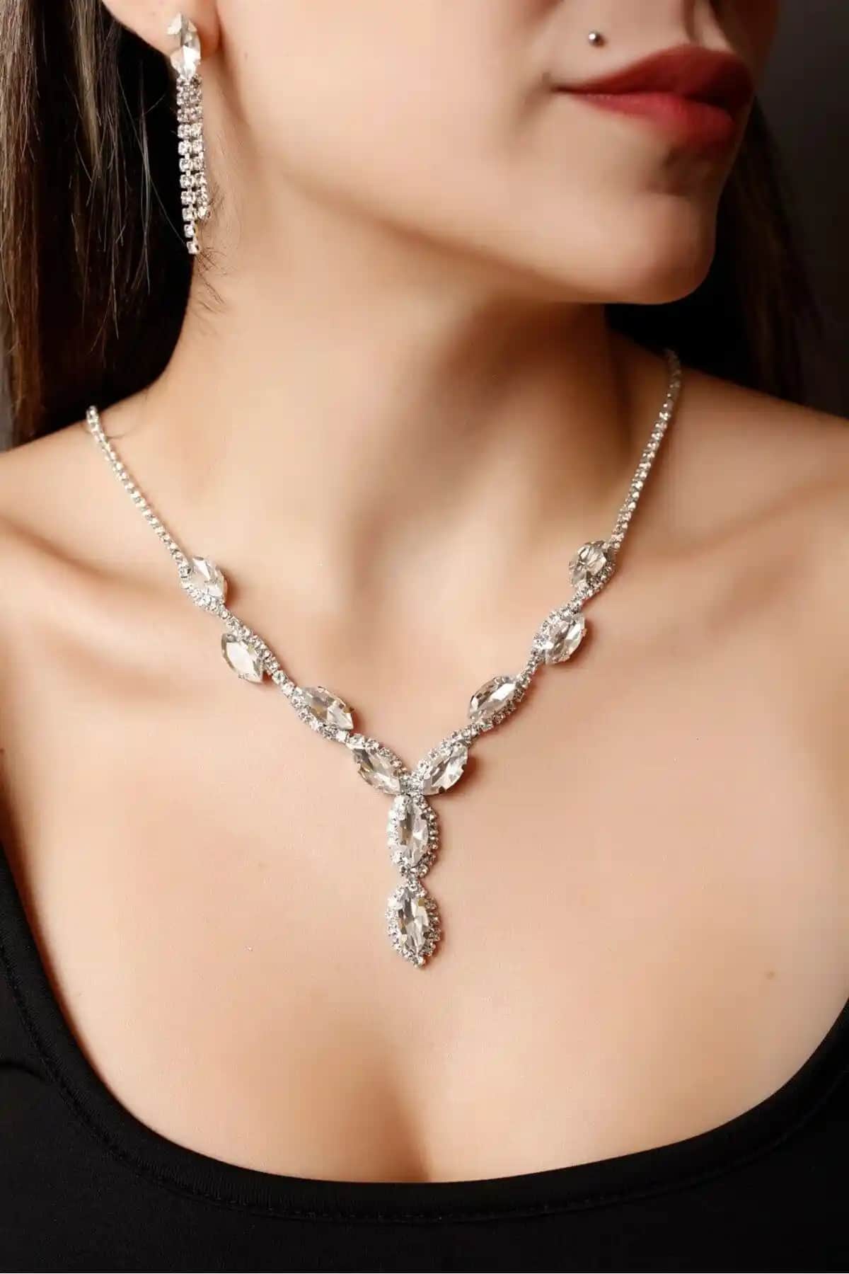 HUBANN Gümüş Kaplama Kristal Taşlı Takım: Şıklık ve Zarafetin Modern Buluşması