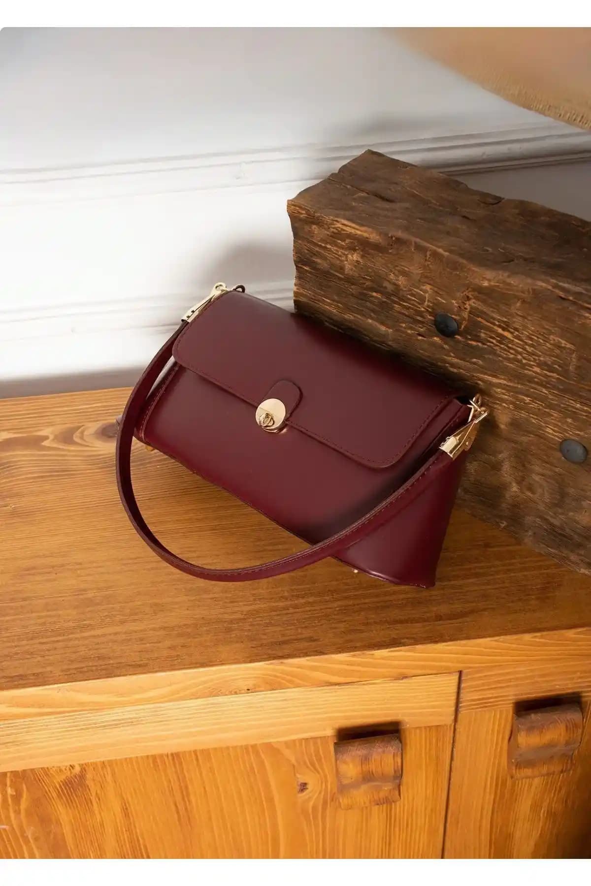 İAMBTŞY MERİ ve Shaka Bordo ŞK110 Çantalarının Karşılaştırması