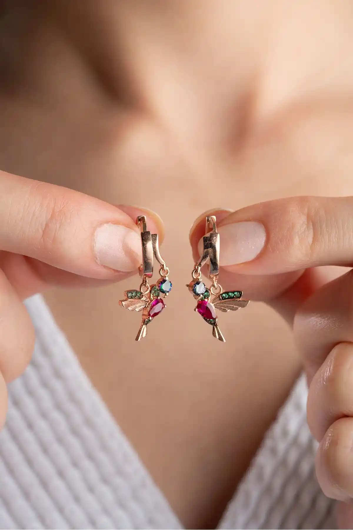 İki farklı gümüş küpe modeli karşılaştırması: Arı kuşu ve kaktüs tasarımı