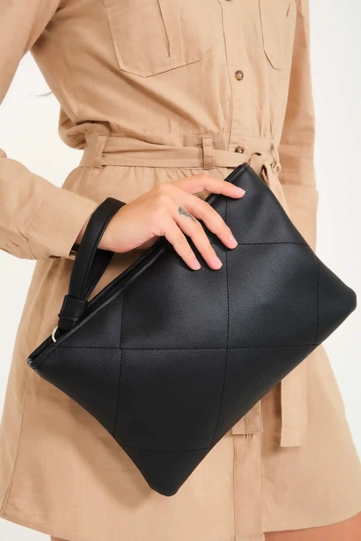 İki Popüler Kadın Çantası Karşılaştırması: Simfa Siyah Kapitone Deri Clutch ve Smurne Frappe Çanta