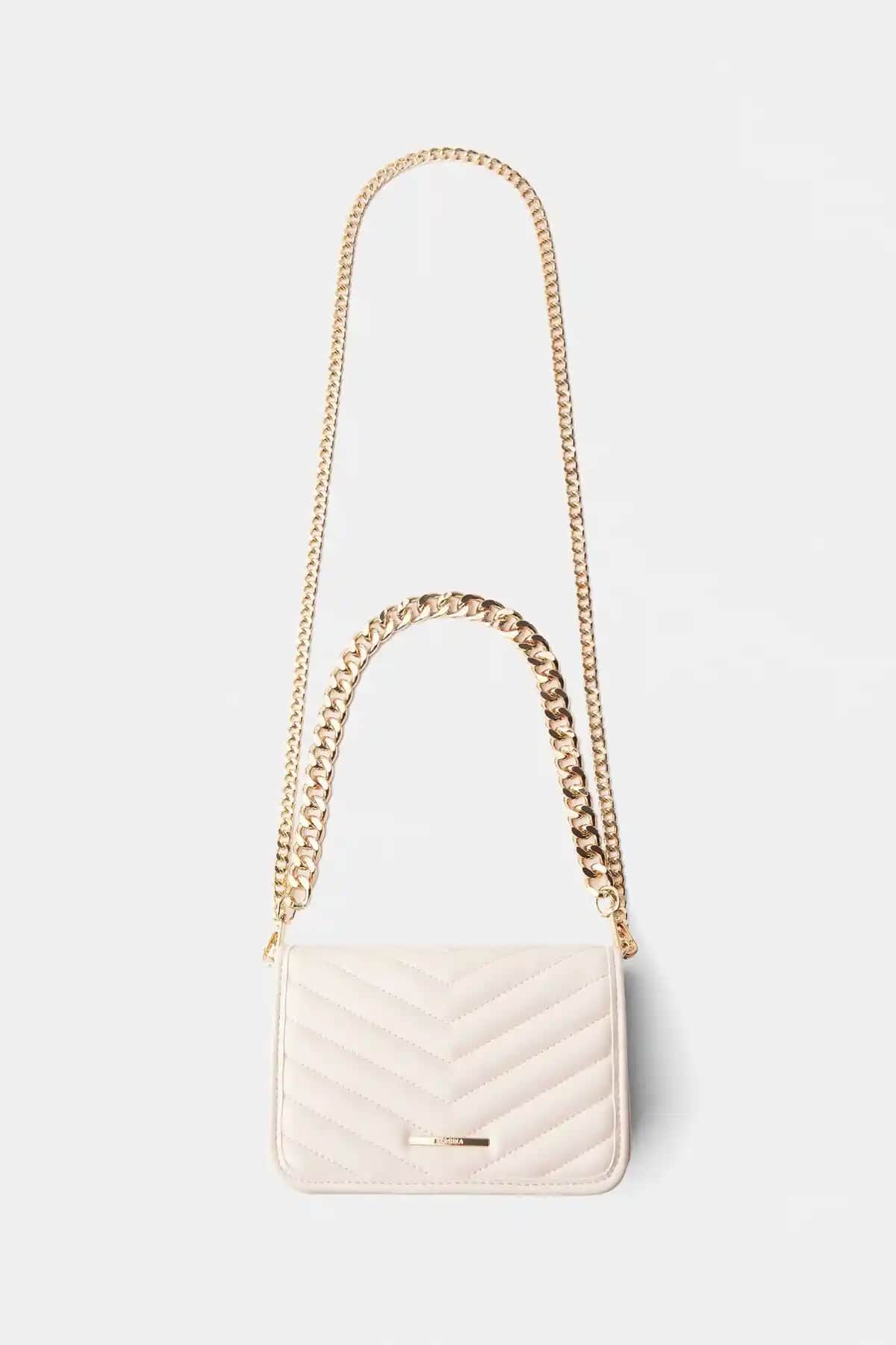 İki Popüler Küçük Boy Çanta Karşılaştırması: Bershka ve Calvin Klein Modelleri