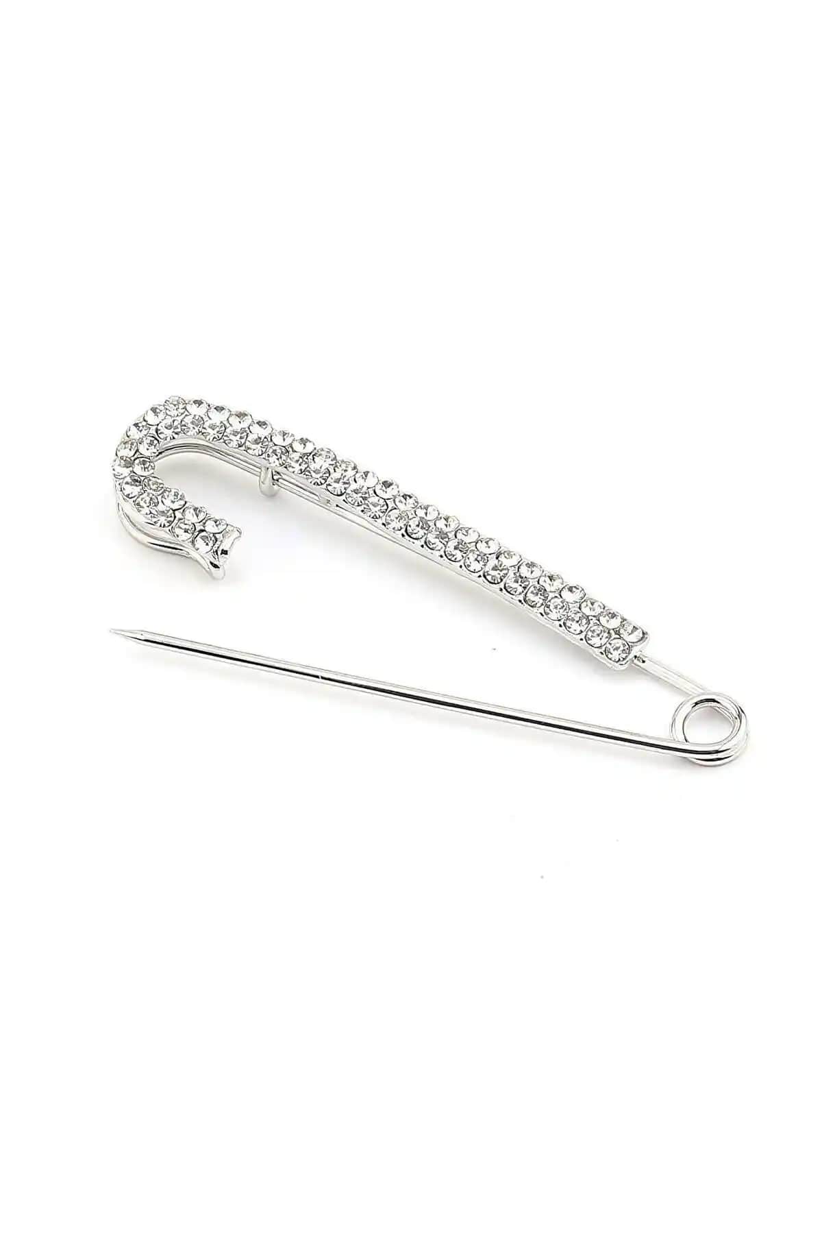 İki şık broş karşılaştırması: Gümüş kaplama Kristal ve Gold motifleriyle detaylı değerlendirme