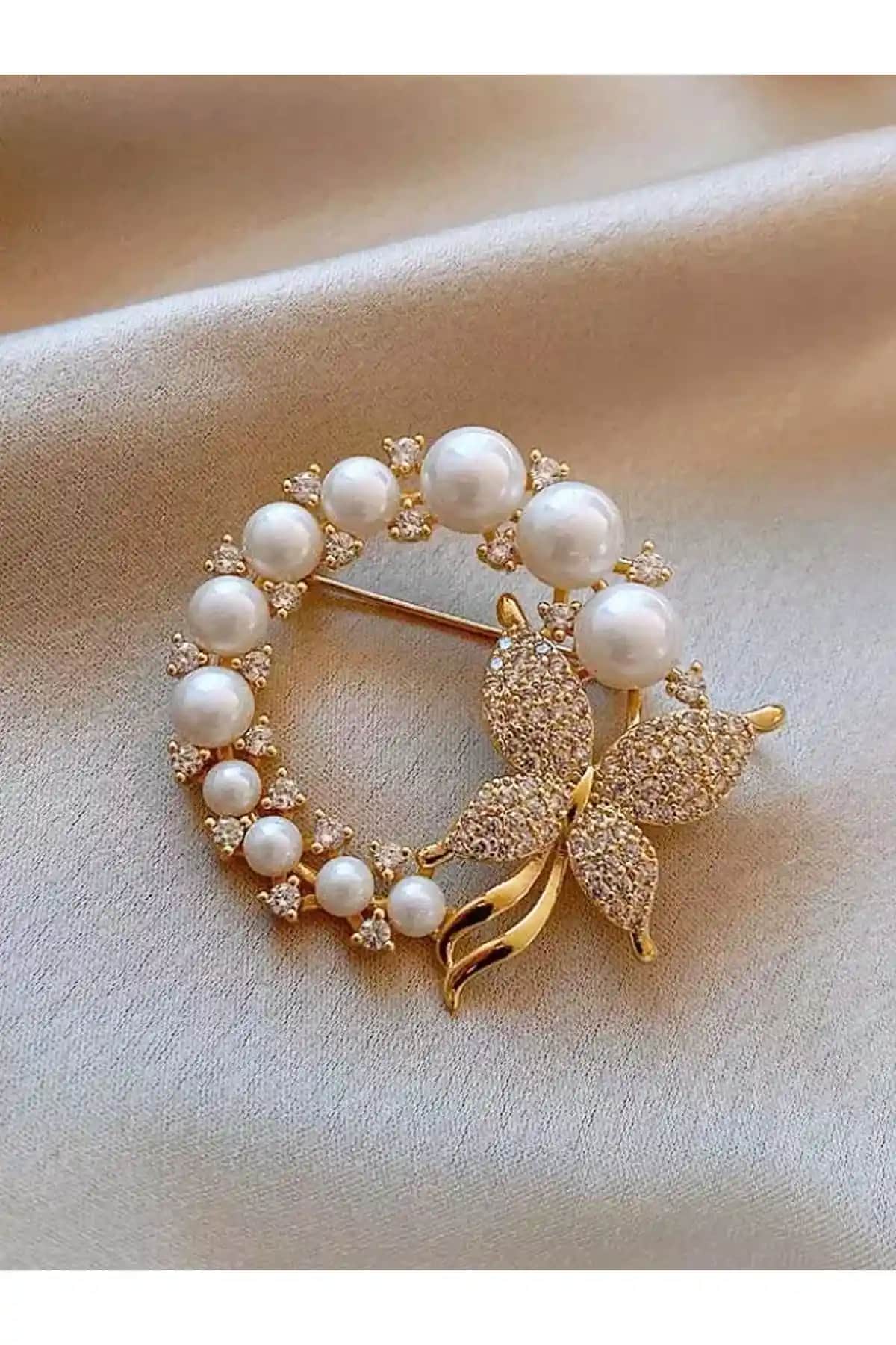 İki Şık Broş Karşılaştırması: Kelebek ve Papatya Tasarımları