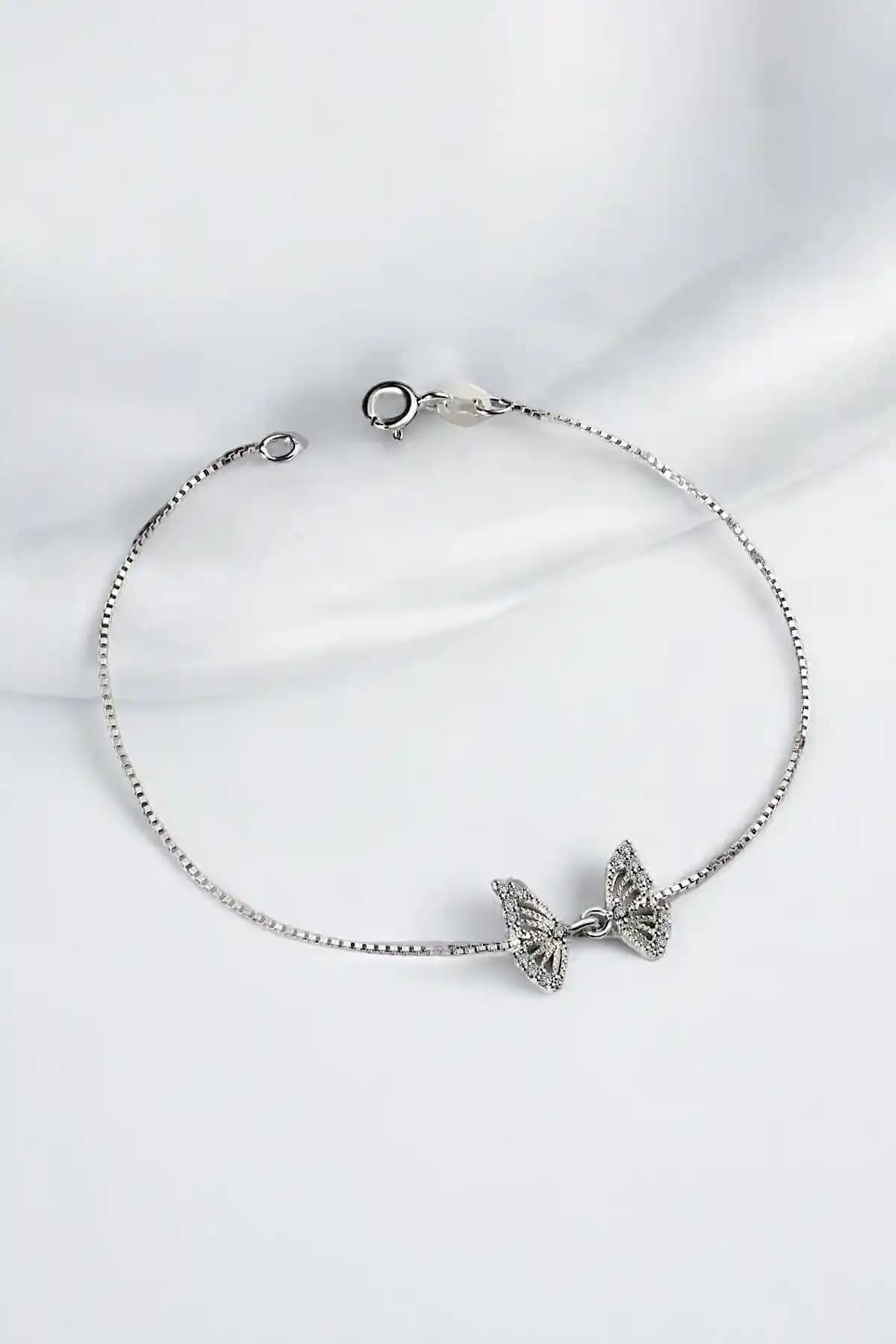 Jelux Silver 925 Ayar Kelebek Zincirli Zirkon Taşlı Bileklik: Modern ve Zarif Tasarım