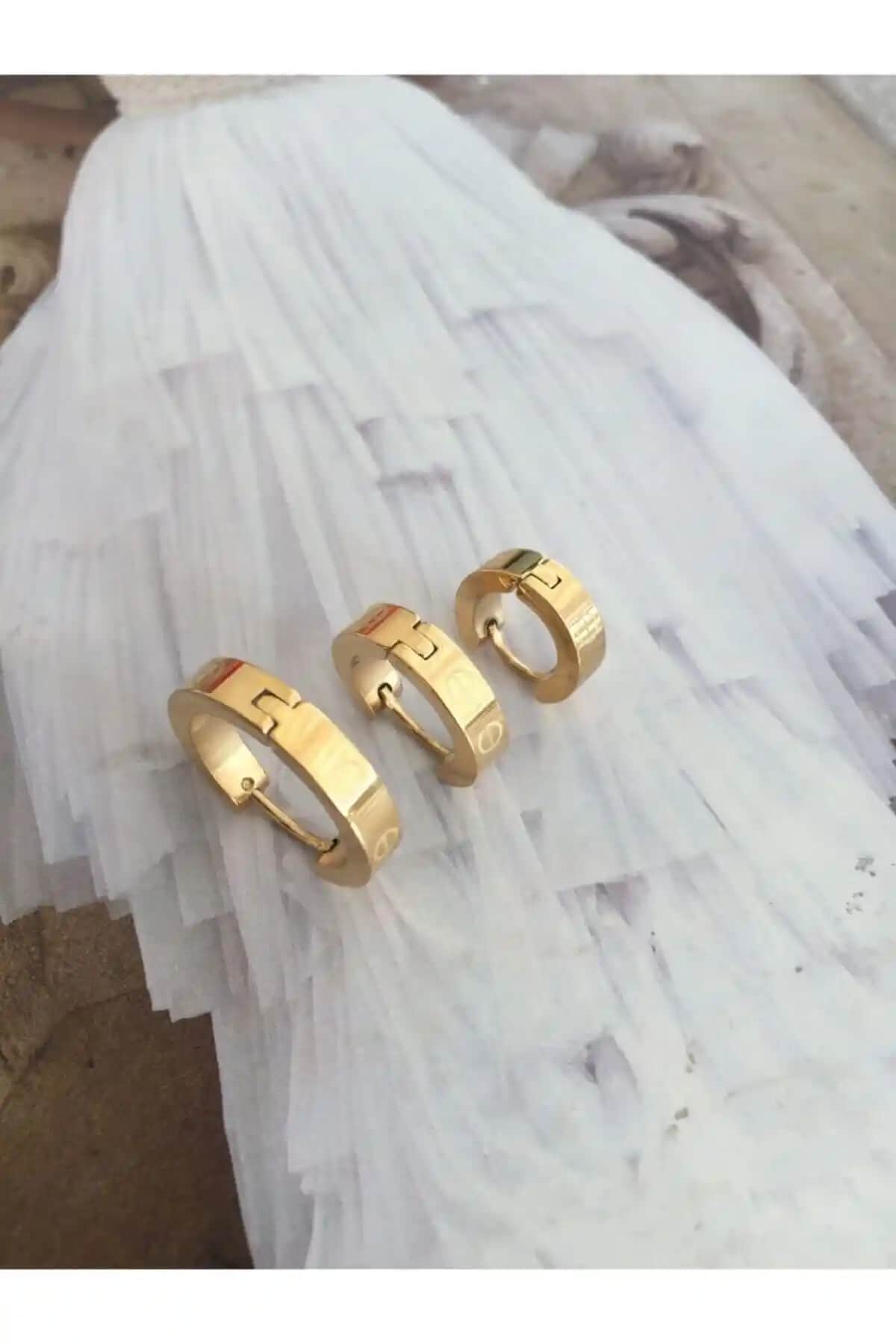 Kadın Çelik 3 Lü Gold Renk Küpe Seti: Şık ve Dayanıklı Takı Seçeneği