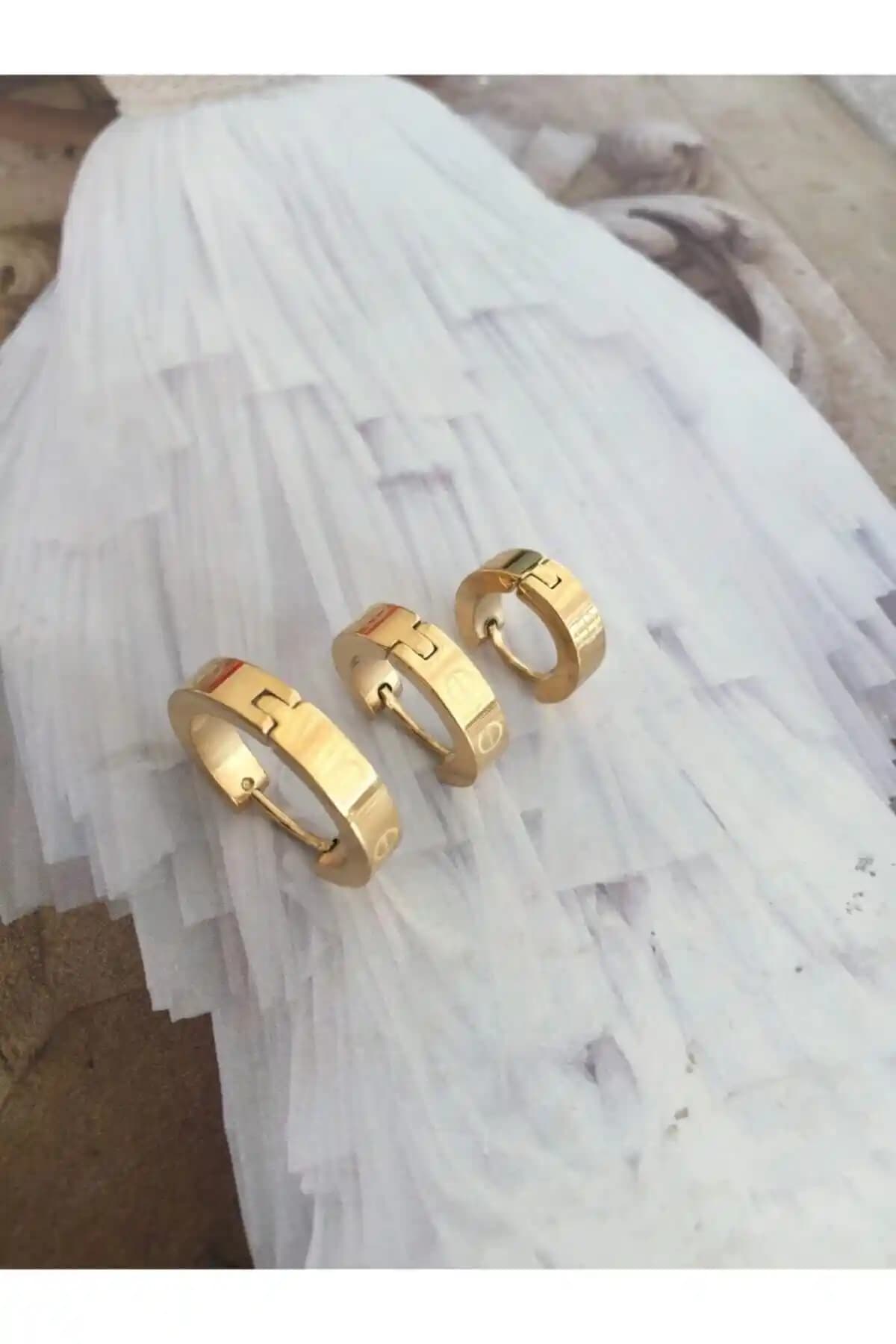 Kadın Çelik 3 Lü Gold Renk Küpe Seti: Şık ve Dayanıklı Takı Seçeneği