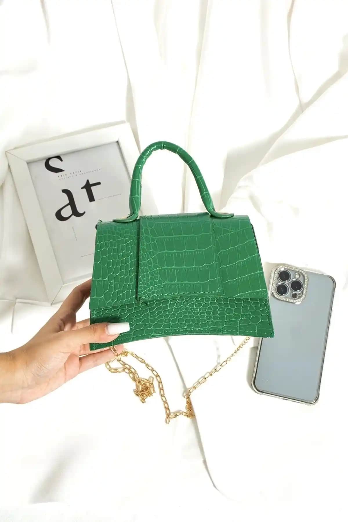 Kadın El ve Omuz Çantası Karşılaştırması: ESTUTE ve Lucky Bees Modelleri