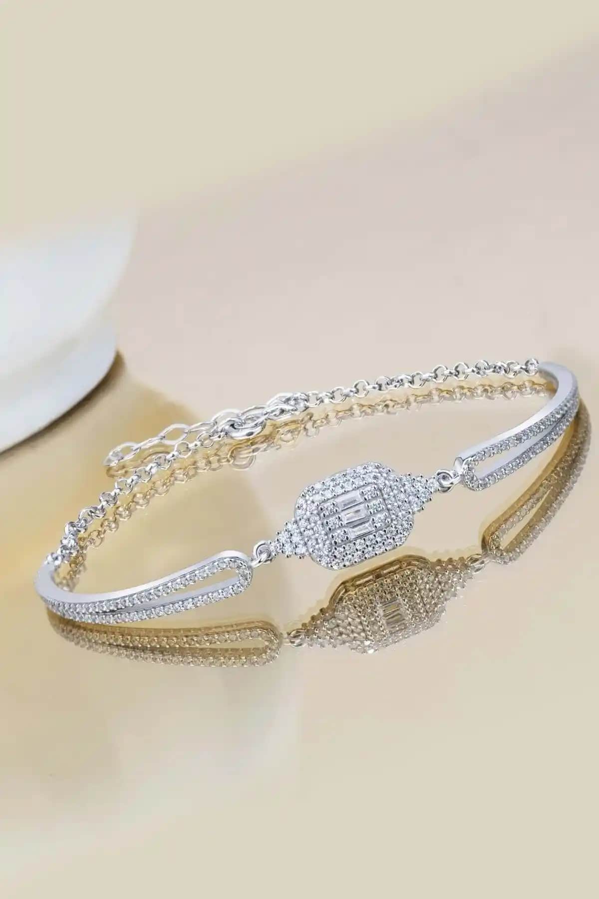 Kadın Güldüş Baget Taşlı Kelepçe Bileklik: Zarif ve Modern Takı Seçenekleri