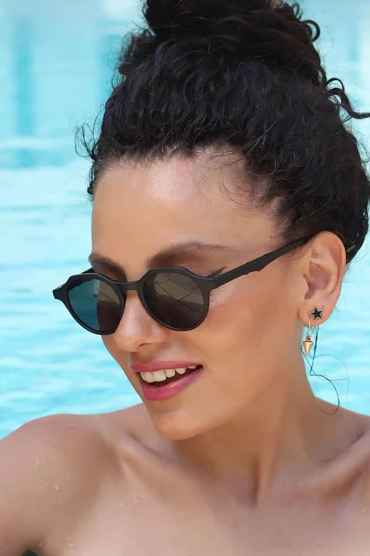 Kadın Güneş Gözlüğü Modayı ve Fonksiyonelliği Bir Arada Sunar