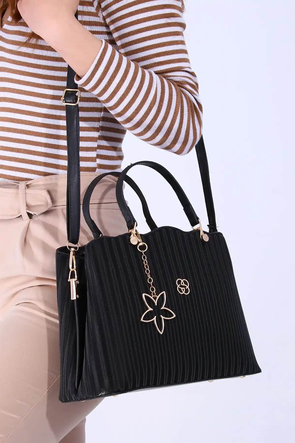 Kadın Günlük Kullanım İçin By Hakan Dm-1262 ve Michael Polo Çanta Karşılaştırması