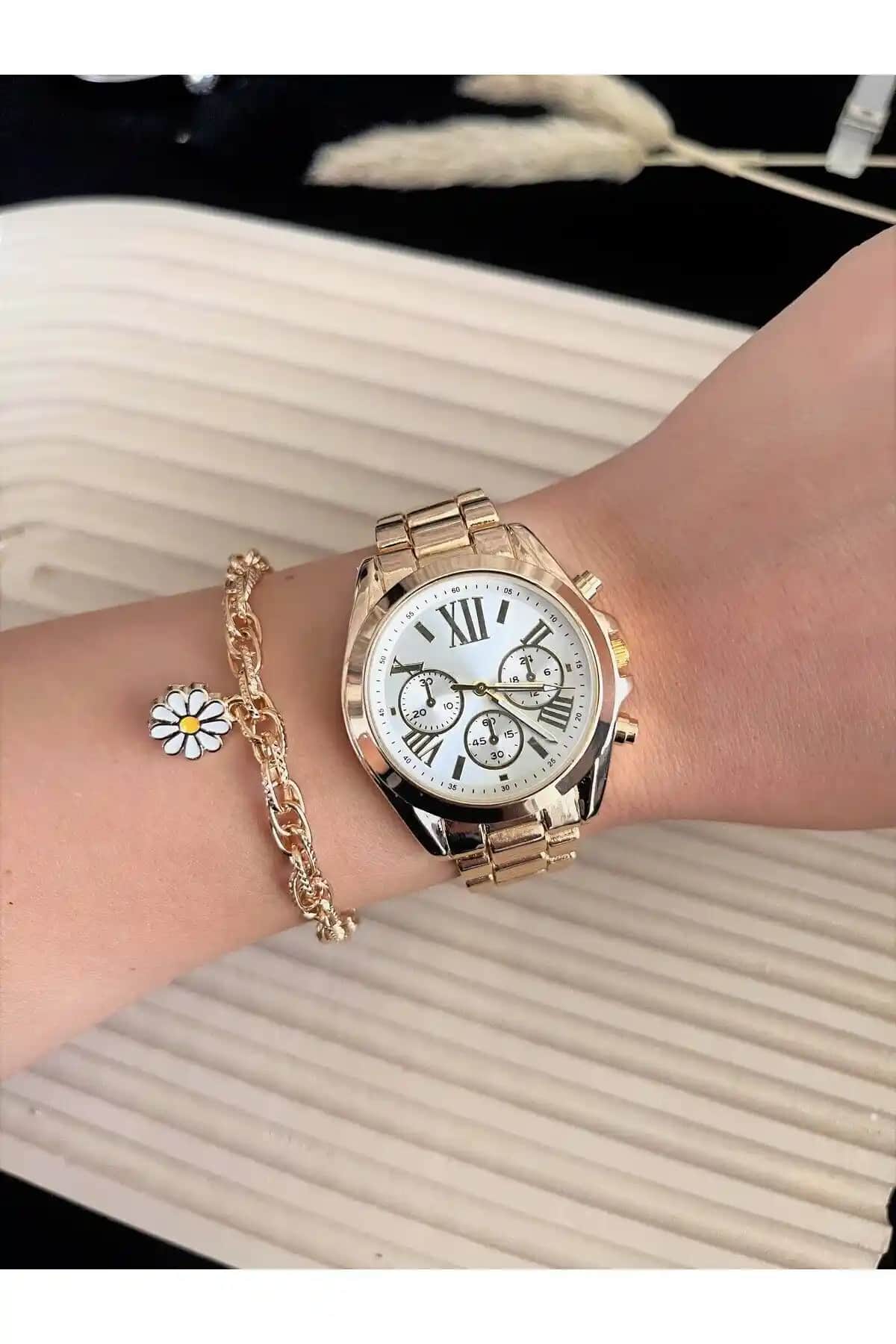 Kadın Kol Saatleri Karşılaştırması: Clup Polo ve OQQO Roma Rakam Kasa Modelleri