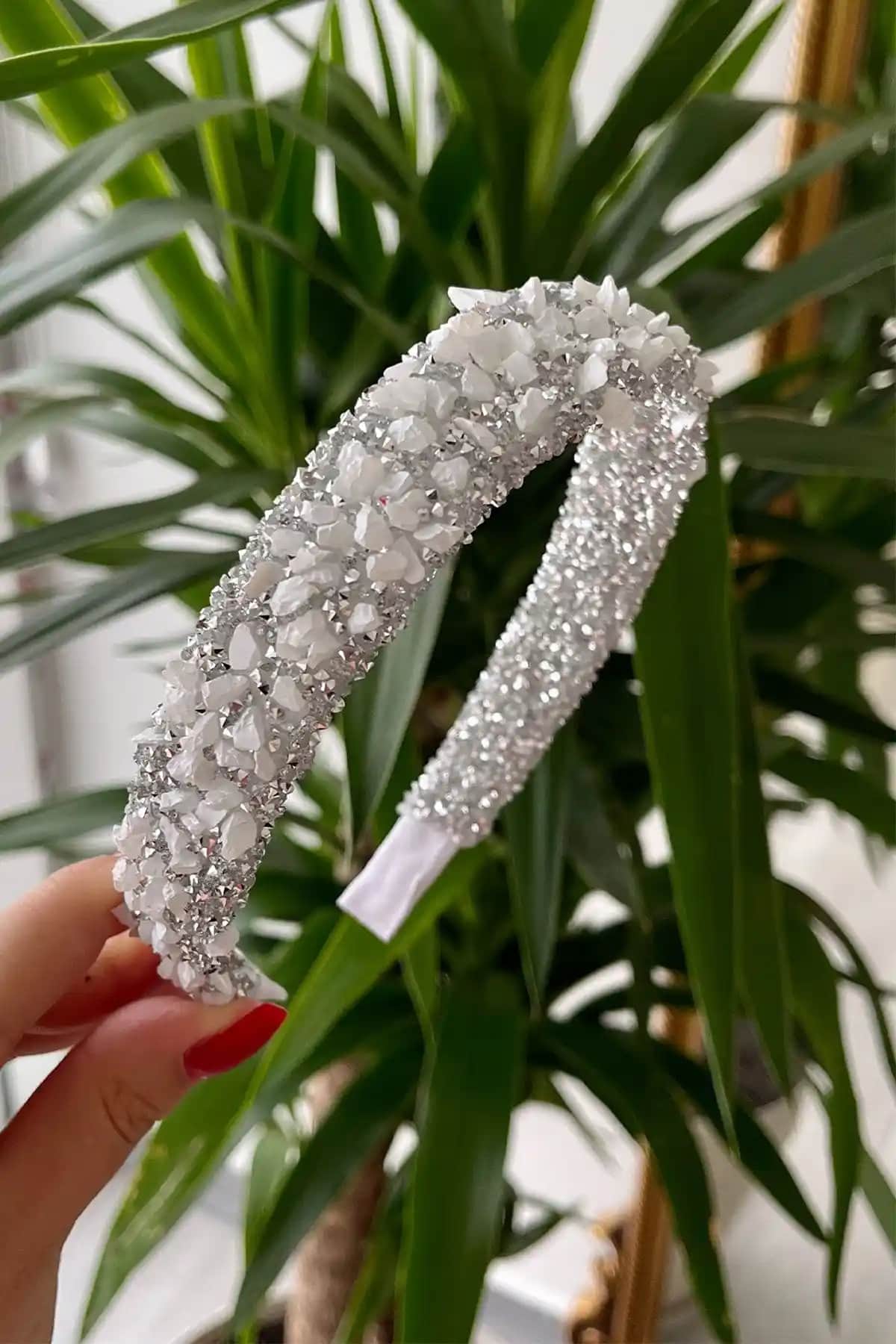 Kadın Kristal ve Doğal Taşlı Taç Karşılaştırması: Hangi Model Sizin İçin Uygun