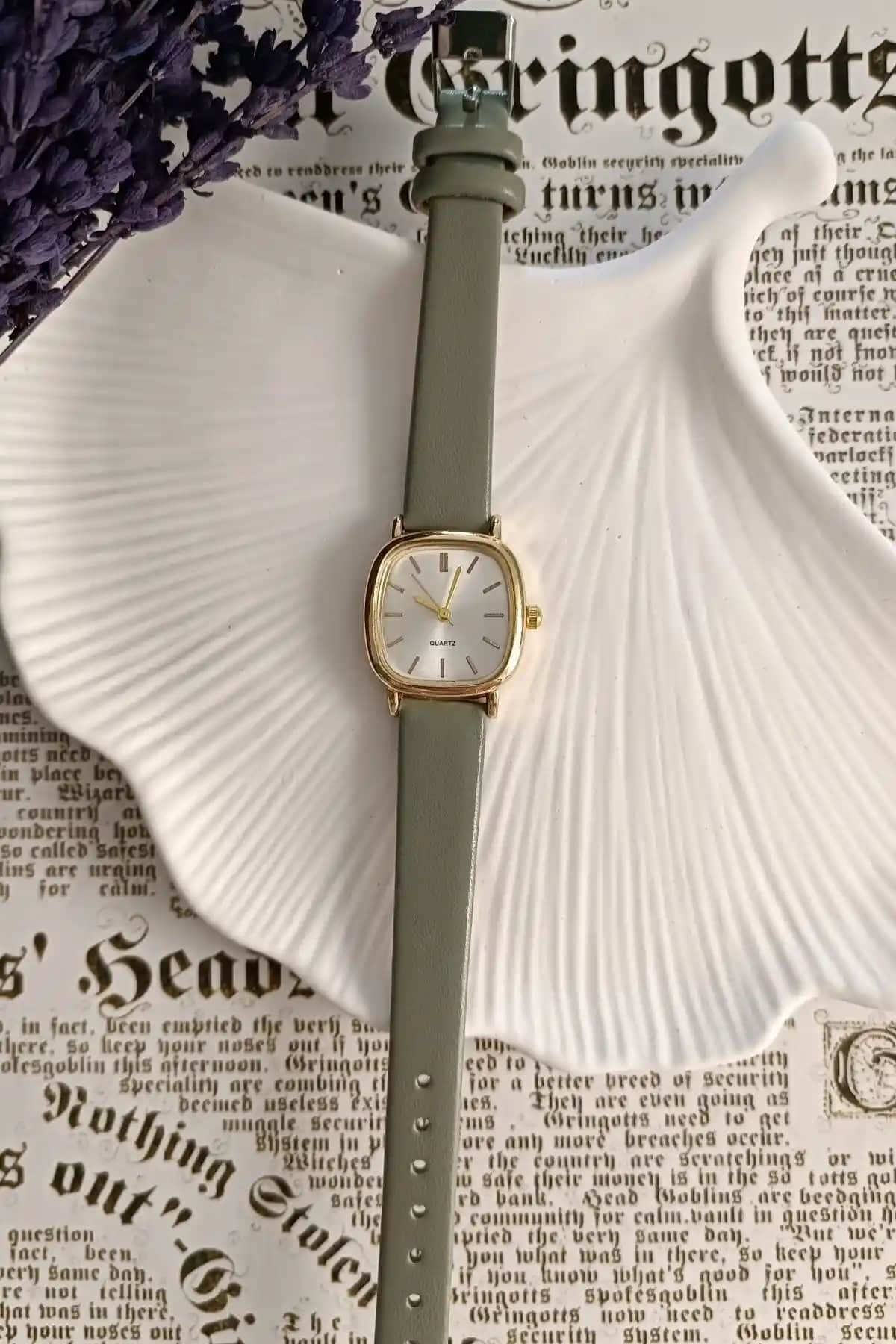 Kadın Retro Minimal Saat Karşılaştırması: Tasarım ve Özellikler Analizi