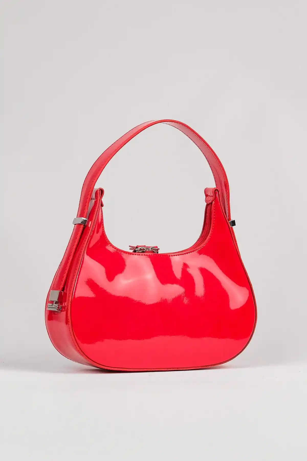 Kadın Rugan Kırmızı Baguette Çanta Cherry Bag Modern ve Dayanıklı Tasarım