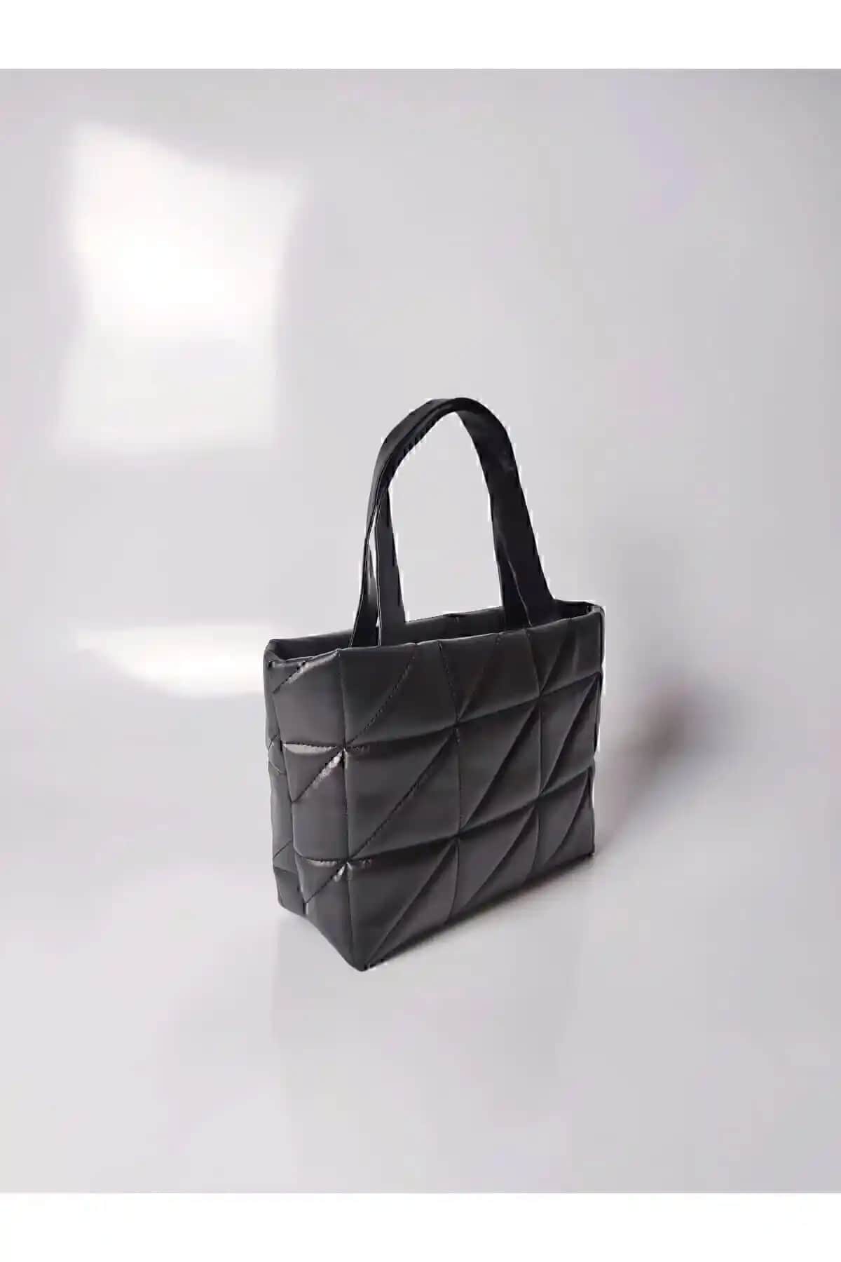 Kadın Siyah Fermuarlı Kapitone Desenli Deri Askılı Omuz Çantası