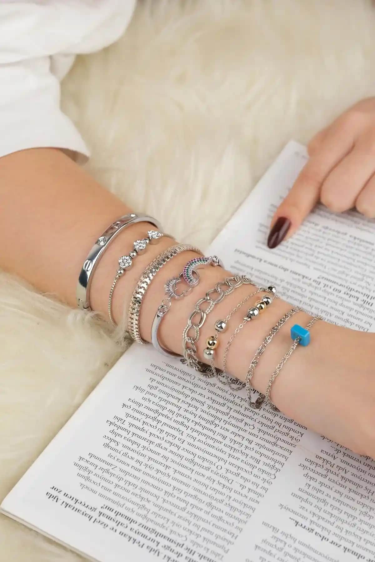 Kadınlar İçin Çok Renkli Altın Kaplama Bileklik Seti - Şık ve Dayanıklı Tasarım