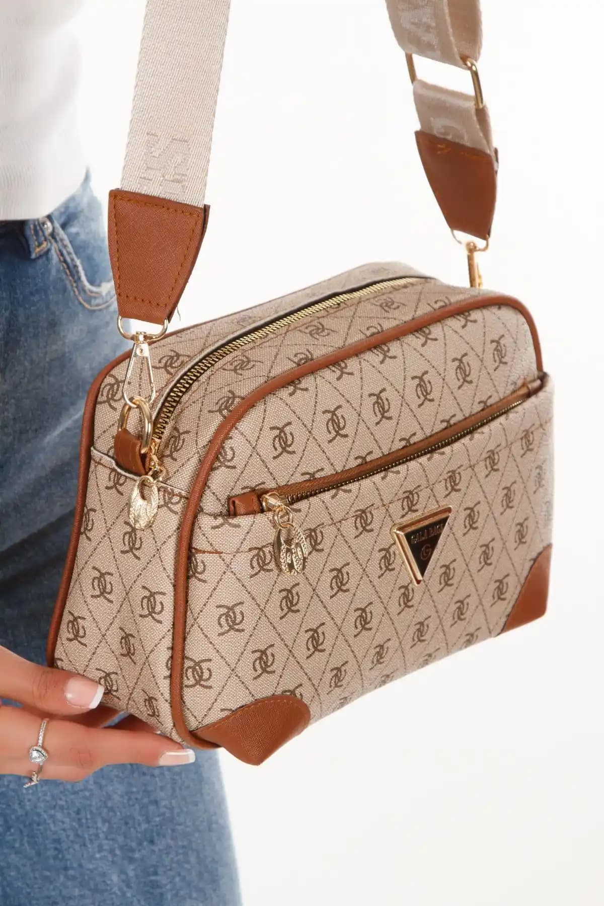 Kadınlar İçin Çok Yönlü Omuz Çantası: Şıklık ve Fonksiyonellik Bir Arada