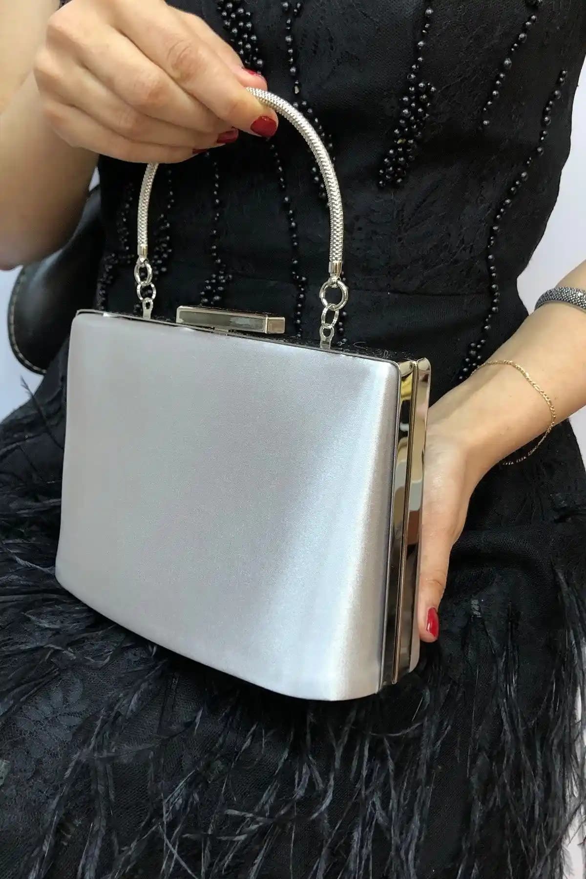 Kadınlar İçin Şık ve Kullanışlı Gümüş Renk Saten Abiye Clutch Portföy