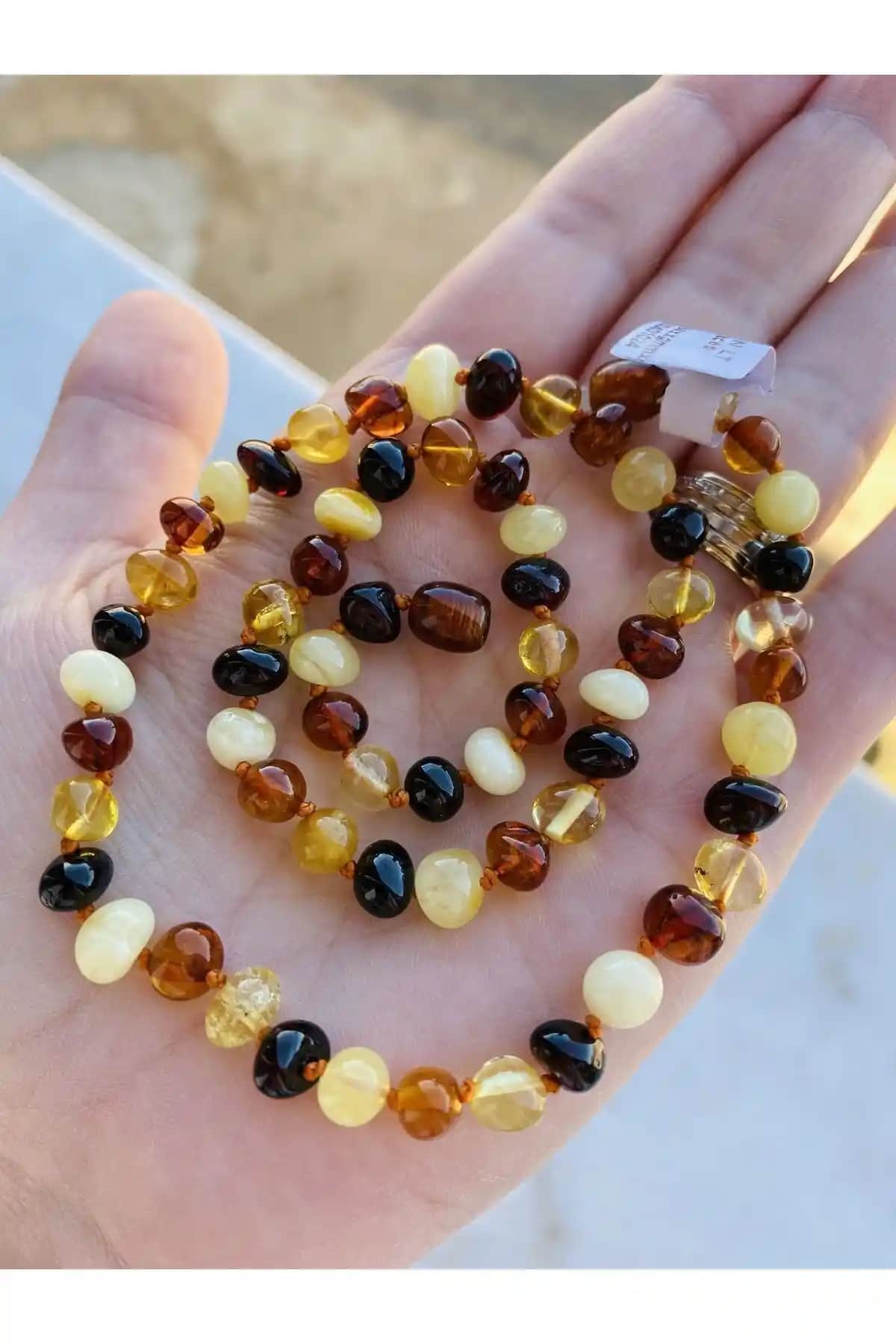 Kehribar Damla Kolye: Doğal Güzellik ve Modern Tasarımın Buluşması