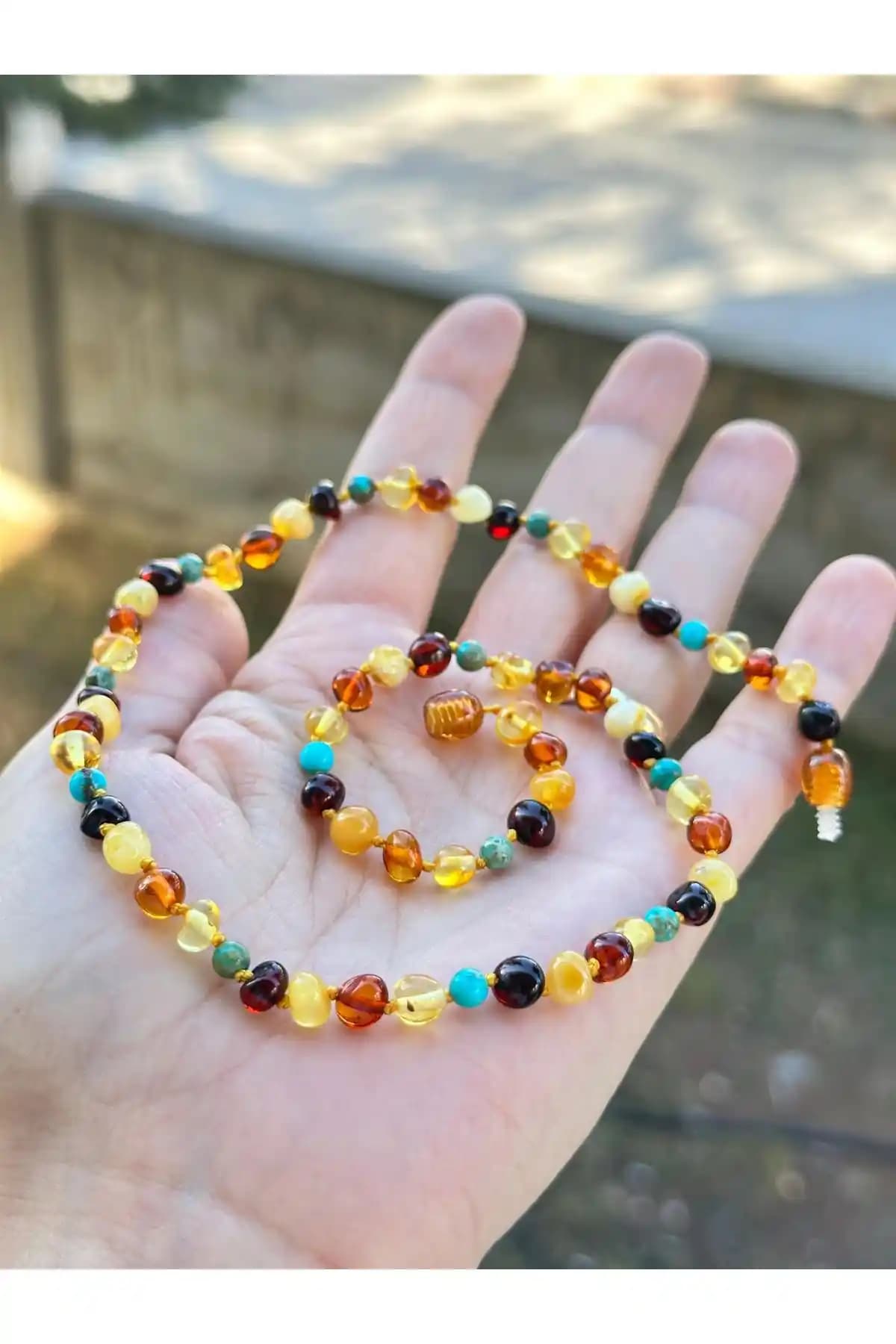 Kehribar Kolye: Doğal Taş Kullanımıyla Şıklık ve Sakinlik Sunan Tasarım