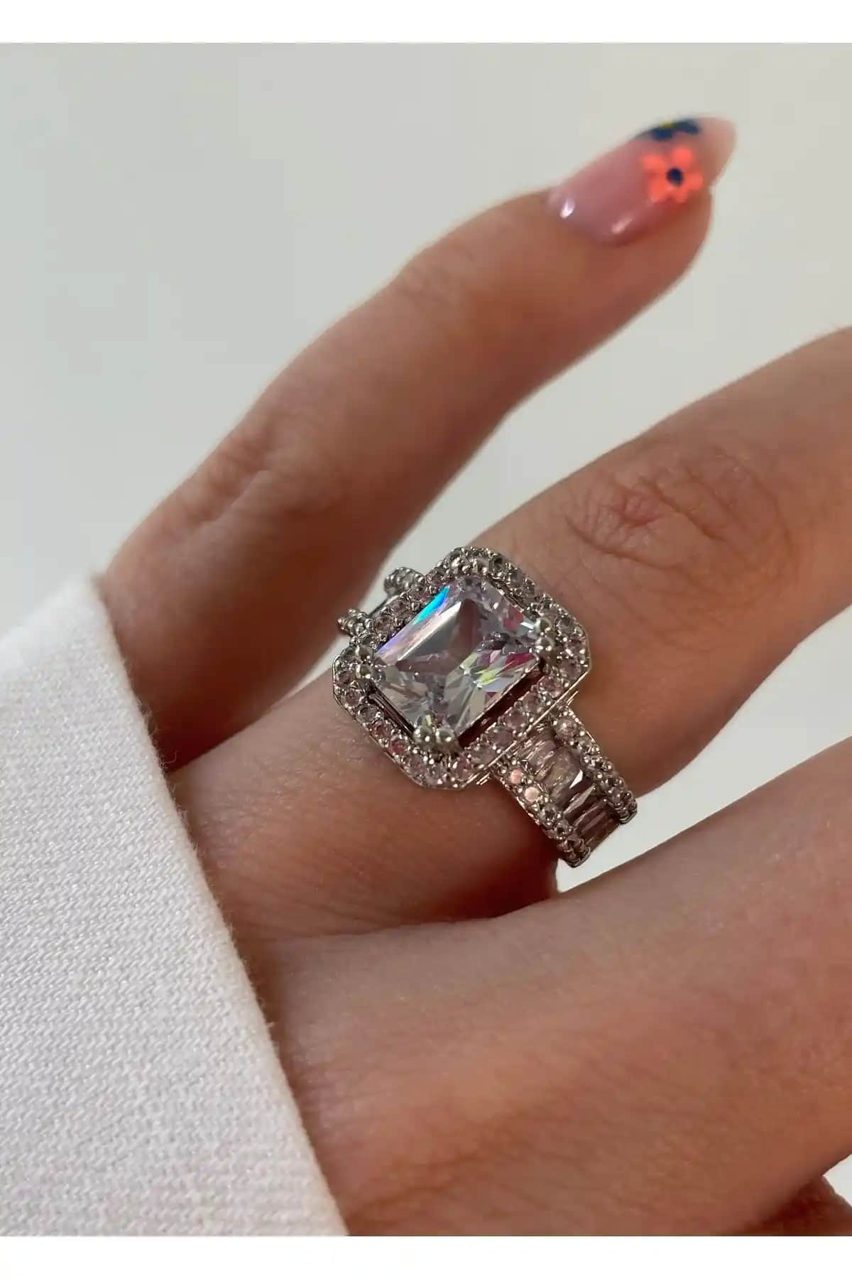 KİLİGİSTANBUL Gümüş Renk Baget Yüzük Modern Tasarım ve Parlak Detaylar