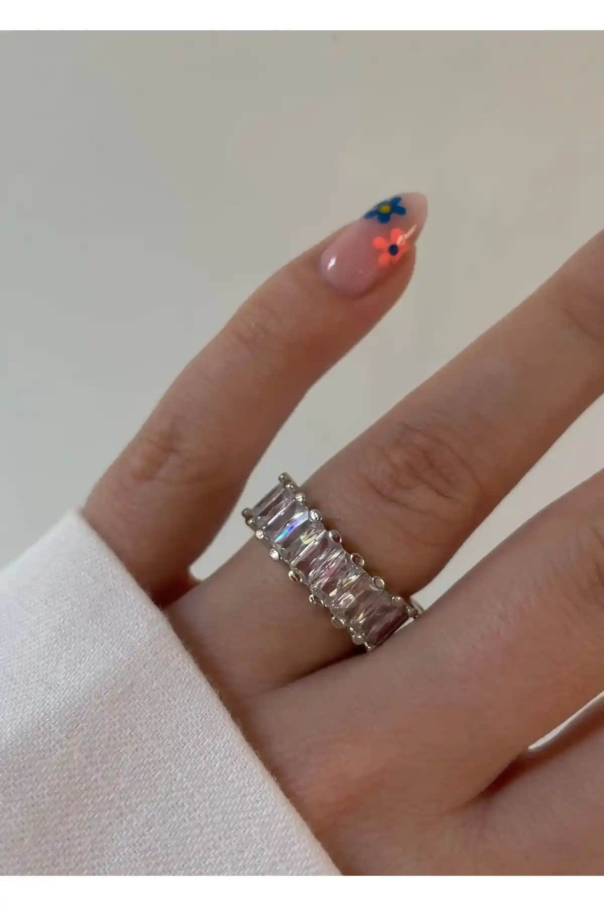 KİLİGİSTANBUL Gümüş Renk Yarım Tur Baget Yüzük Zarif Tasarım ve Dayanıklılık