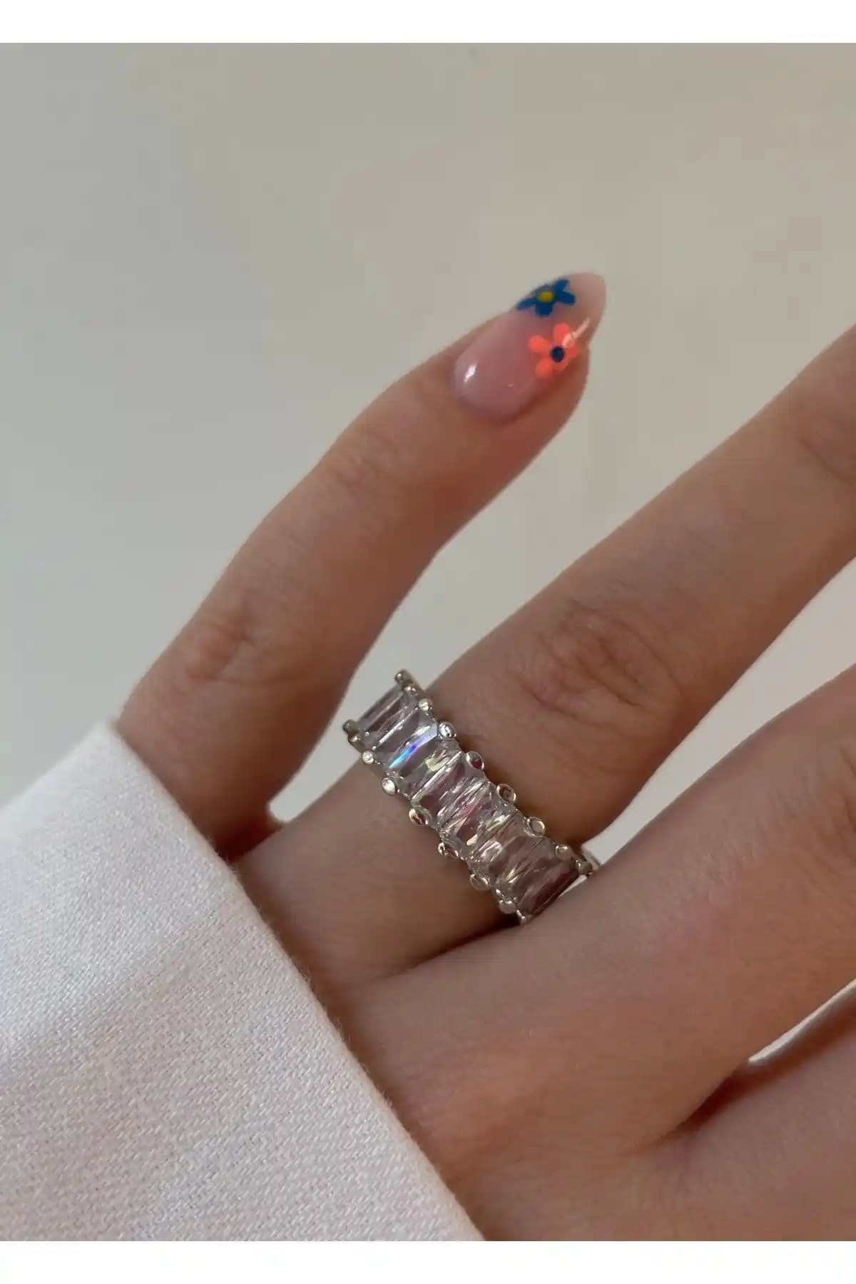 KİLİGİSTANBUL Gümüş Renk Yarım Tur Baget Yüzük Zarif Tasarım ve Dayanıklılık