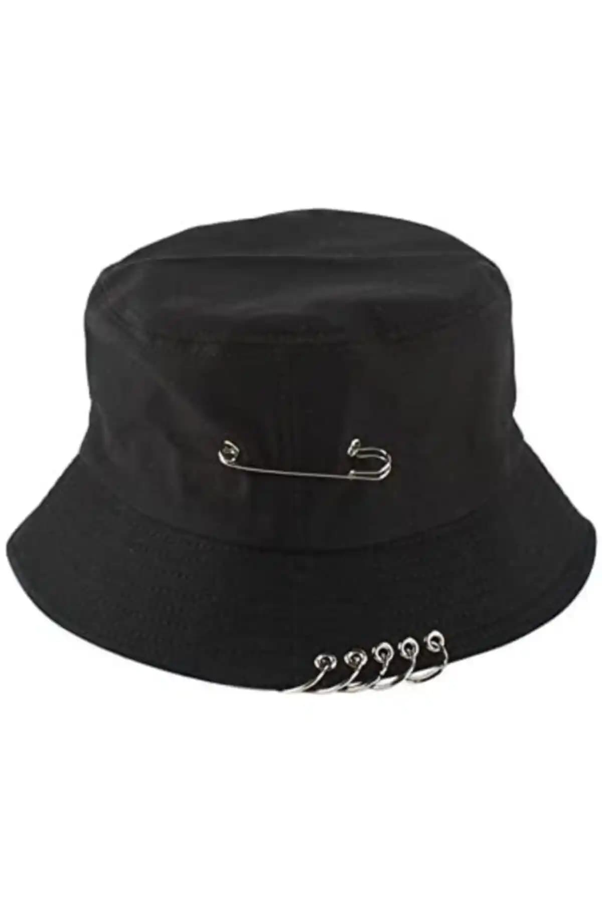 Köstebek Piercingli Siyah Bucket Hat ile twentyone Düz Siyah Kova Şapka Karşılaştırması