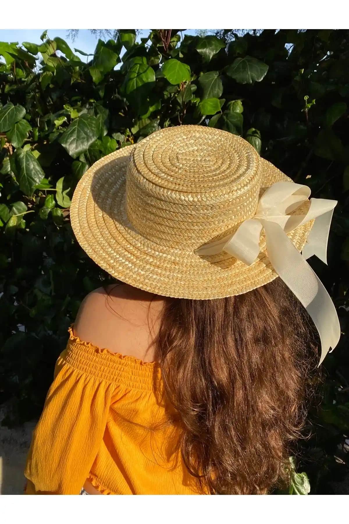 Laviyonsa Bağlamalı Beyaz Kurdale Hasır Şapka Yaz Ayları İçin Şık ve Fonksiyonel Güneş Korumalı Tasarım